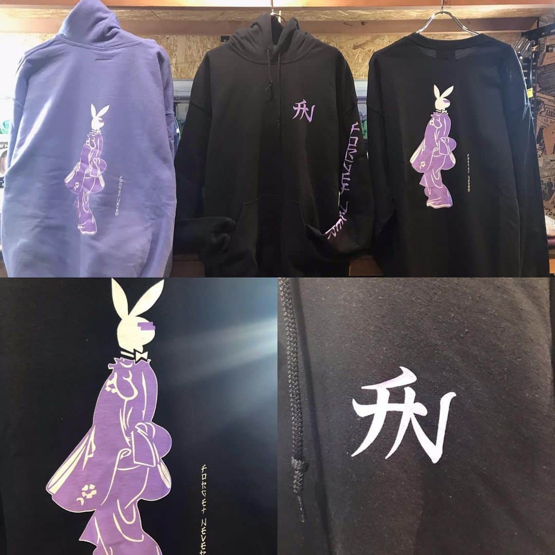 のインスタグラム：「【NEW ARRIVAL】  FORGET NEVERから新作の到着です🕺🏻 FORGET NEVER BUNNY LOOKING BACK HOODIE FORGET NEVER BUNNY LOOKING BACK L/STEEです🔥🔥🔥 こちらのデザインは、浮世絵の名画”見返り美人”からのインスパイアとなっております👯‍♀️ 頭の部分がBBOYアイコンであるプレイボーイバニーになっているところがいい感じです👍👍 すでにサイズがかけた商品も出ているので、FNの新作を待っていた方はお早めのご来店をお待ちしております🙇‍♂️ 👇オンラインストアでも購入可能です👇 http://shop.dancers-c.com/?pid=113707003  ダンサーズコレクション原宿店 ☎03-5474-9575  #ダンコレ #ダンサーズコレクション #dancerscollection #tokyo #harajuku #forgetnever #fn #bboy #浮世絵」