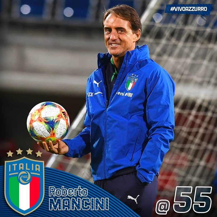 サッカーイタリア代表さんのインスタグラム写真 - (サッカーイタリア代表Instagram)「#Nazionale 🇮🇹 🎉 Buon compleanno al Ct Roberto #Mancini! Il commissario tecnico dei record compie oggi 55 anni. Da calciatore ha vestito la maglia azzurra 36 volte con 4 gol ⚽️all'attivo! 🗓 #Jesi,  #27novembre 1964  #Azzurri #VivoAzzurro」11月27日 16時45分 - azzurri