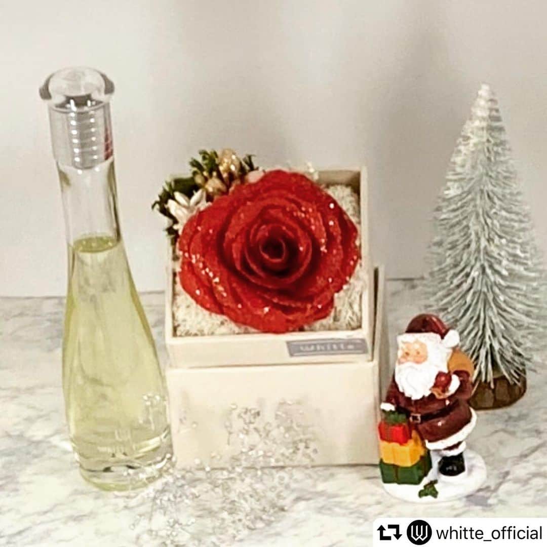 のインスタグラム：「❤️🌺❤️ Whitte フレグランスフラワーのワークショップを12月11日に銀座三越にて開催致します❤️創作体験は少人数で丁寧にお話ししながら進めますので、男女ともにどなたでもお楽しみいただけます😊詳しくはギンザボーテコンシェルジュ03-3535-9204までお願いします✨✨✨ どきどき！ぜひ遊びに来てください〜〜〜🥺💕 . こちらもフォローお願いします➡️ @whitte_official ・・・ Fragrance Flower Work Shop  At Ginza Mitsukoshi B1 12/11  ①15:00- ②18:00- /30min Reservation : 03-3536-9204 (ギンザボーテコンシェルジュ)」