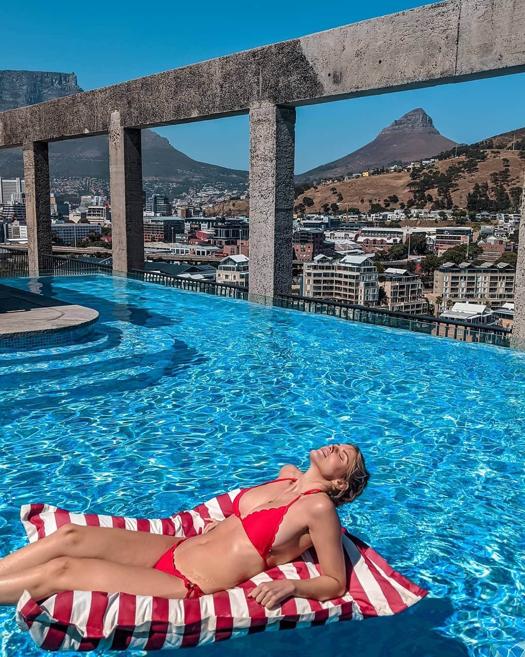 Ashley Jamesさんのインスタグラム写真 - (Ashley JamesInstagram)「A post-breakfast dip in our final hotel of the trip, @thesilohotel_. The second photo is the moment I jumped in and discovered it wasn't heated. 😆🇿🇦 Back in Cape Town for the final day of the trip, in a hotel I'd heard so many amazing things about. There's the rooftop pool and bar with amazing views of the city (you can see Table Mountain and Lion's Head in the shot), and as it's another property by @theroyalportfolio - the interiors are to die for to! I'll do a tour on my stories too, but now I'm off to enjoy my day. ☀️ #capetown #travel」11月27日 16時57分 - ashleylouisejames