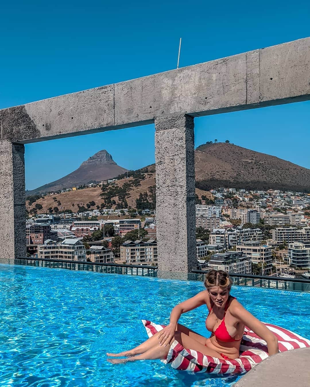Ashley Jamesさんのインスタグラム写真 - (Ashley JamesInstagram)「A post-breakfast dip in our final hotel of the trip, @thesilohotel_. The second photo is the moment I jumped in and discovered it wasn't heated. 😆🇿🇦 Back in Cape Town for the final day of the trip, in a hotel I'd heard so many amazing things about. There's the rooftop pool and bar with amazing views of the city (you can see Table Mountain and Lion's Head in the shot), and as it's another property by @theroyalportfolio - the interiors are to die for to! I'll do a tour on my stories too, but now I'm off to enjoy my day. ☀️ #capetown #travel」11月27日 16時57分 - ashleylouisejames