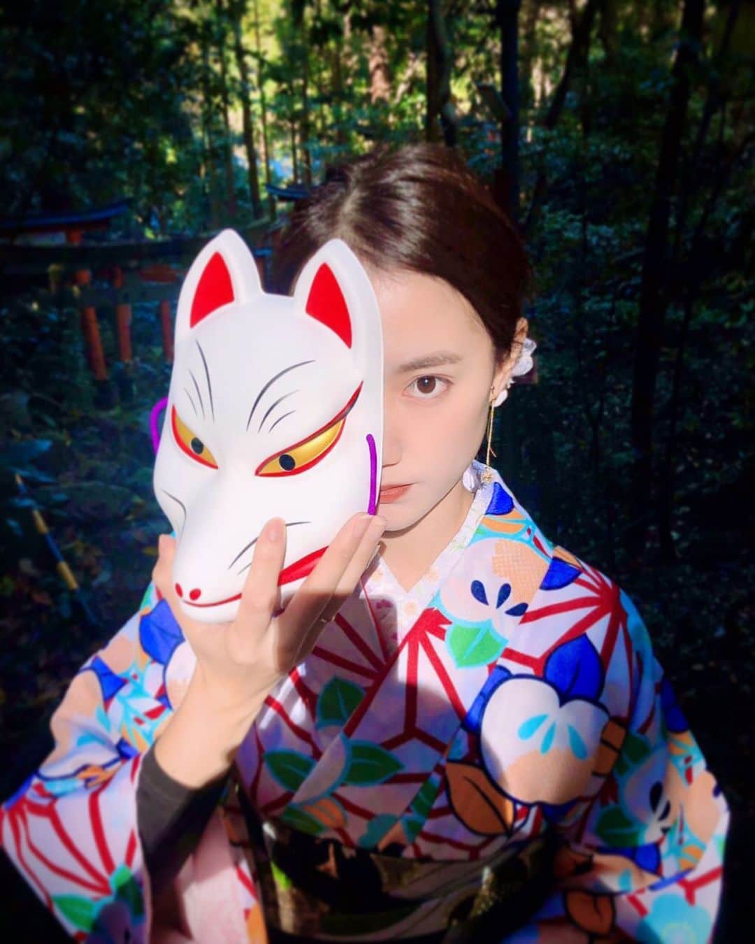 のインスタグラム：「京都市伏見区#伏見稲荷大社  Location Kyoto Japan Fushimi inari taisha  2019.11.23  東福寺の紅葉をpostするつもりだったけど気が変わっちゃいました😅。 #伏見稲荷 に行ったら絶対やってみたかった狐面とのコラボ。　 千本鳥居⛩⛩⛩頂上まで登ったので、また他紅葉の間に挟んでpostしようかと思ってます。  #神社仏閣  #寺院仏閣  #日本の絶景  #美しい日本  #そうだ京都行こう  #日本庭園  #bestphoto_japan  #絶景delic  #creative_portraits  #japanesetemple  #japanesegarden  #look_japan  #total_asia  #art_of_japan_  #portraits_today  #jalan_travel  #special_spot_  #nippon_lovers  #wu_japan  #igbest_shots  #earth_superior  #torii  #naruto  #amazing_shotz」