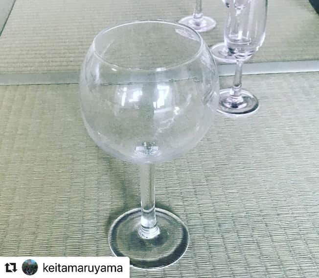 丸山敬太さんのインスタグラム写真 - (丸山敬太Instagram)「#Repost @keitamaruyama with @make_repost ・・・ 何かとご縁がある（実は家も借りている）金沢で、ふと入ったお気に入りのヴィンテージショップで、並んでいた ひとつ、ひとつが、不揃いで何とも美しい手吹きのワイングラスに一目惚れ。 何と非売品だった為、お店の方にお名前を聞いたのが、有永浩太さん。  どうしても欲しくて、SNSで連絡させていただいて、能登島まで押しかけて、作品同様のお人柄と素敵な工房をみせていただいて、詰め詰めにつまっているスケジュールを無理に調整していただいて創っていただきました。  故に少しのお取り扱いになります。 是非手にとってみてくださいね。  ーEVENTー  12月5日(木)から東急プラザ渋谷3FにてPOPUPを開催致します。 . 丸山敬太プロデュースの好きなものばかりをセレクションしたアイテムをたくさん取り揃えております！ ぜひ、お越し下さいませ。 . . . 【有永浩太(@kota_arinaga)】 1978  大阪府堺市生 1998  フラウエナウ・サマーアカデミー（ドイツ）短期留学 2001  倉敷芸術大学芸術学部工芸学科ガラス工芸コース卒業 2001-2003  四季の里ガラス工房（福島県福島市）スタッフ 2004-2009  新島ガラスアートセンター（東京都新島村）スタッフ 2009-2011  能登島(石川県七尾市)を拠点にフリーの作家として活動 2011-2016  金沢卯辰山工芸工房　ガラス工房専門員 2017　能登島に自宅工房 kota glass 設立 現在　能登島を拠点に制作 . . #有永浩太 #ガラス職人  #ガラス #器 #ワイングラス  #渋谷 #東急プラザ渋谷 #POPUP #KEITAMARUYAMA #ケイタマルヤマ #丸山邸  ーーーーーーーーーーーーーーーーーーーー .  暮らしの中に素敵な"コト"を創り出す美しい "モノ'' 達 ー年末年始バージョンー ○12月5日(木) - 16日(月)  10:00 - 21:00 (渋谷フクラス内東急プラザ3F 111-ICHIICHIICHI- にて) ○5日(木)の初日はアーリーオープンのため9:30openとなります。 ○16日(月)の最終日のみ、18時までとなります。 ○東京都渋谷区道玄坂1-2-3 .  ーーーーーーーーーーーーーーーーーーーー ￼」11月27日 16時59分 - keitamaruyama_official