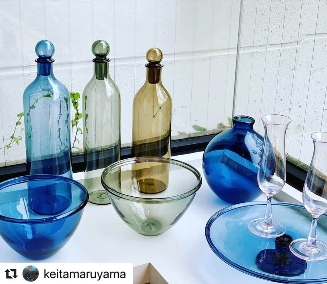 丸山敬太さんのインスタグラム写真 - (丸山敬太Instagram)「#Repost @keitamaruyama with @make_repost ・・・ 何かとご縁がある（実は家も借りている）金沢で、ふと入ったお気に入りのヴィンテージショップで、並んでいた ひとつ、ひとつが、不揃いで何とも美しい手吹きのワイングラスに一目惚れ。 何と非売品だった為、お店の方にお名前を聞いたのが、有永浩太さん。  どうしても欲しくて、SNSで連絡させていただいて、能登島まで押しかけて、作品同様のお人柄と素敵な工房をみせていただいて、詰め詰めにつまっているスケジュールを無理に調整していただいて創っていただきました。  故に少しのお取り扱いになります。 是非手にとってみてくださいね。  ーEVENTー  12月5日(木)から東急プラザ渋谷3FにてPOPUPを開催致します。 . 丸山敬太プロデュースの好きなものばかりをセレクションしたアイテムをたくさん取り揃えております！ ぜひ、お越し下さいませ。 . . . 【有永浩太(@kota_arinaga)】 1978  大阪府堺市生 1998  フラウエナウ・サマーアカデミー（ドイツ）短期留学 2001  倉敷芸術大学芸術学部工芸学科ガラス工芸コース卒業 2001-2003  四季の里ガラス工房（福島県福島市）スタッフ 2004-2009  新島ガラスアートセンター（東京都新島村）スタッフ 2009-2011  能登島(石川県七尾市)を拠点にフリーの作家として活動 2011-2016  金沢卯辰山工芸工房　ガラス工房専門員 2017　能登島に自宅工房 kota glass 設立 現在　能登島を拠点に制作 . . #有永浩太 #ガラス職人  #ガラス #器 #ワイングラス  #渋谷 #東急プラザ渋谷 #POPUP #KEITAMARUYAMA #ケイタマルヤマ #丸山邸  ーーーーーーーーーーーーーーーーーーーー .  暮らしの中に素敵な"コト"を創り出す美しい "モノ'' 達 ー年末年始バージョンー ○12月5日(木) - 16日(月)  10:00 - 21:00 (渋谷フクラス内東急プラザ3F 111-ICHIICHIICHI- にて) ○5日(木)の初日はアーリーオープンのため9:30openとなります。 ○16日(月)の最終日のみ、18時までとなります。 ○東京都渋谷区道玄坂1-2-3 .  ーーーーーーーーーーーーーーーーーーーー ￼」11月27日 16時59分 - keitamaruyama_official