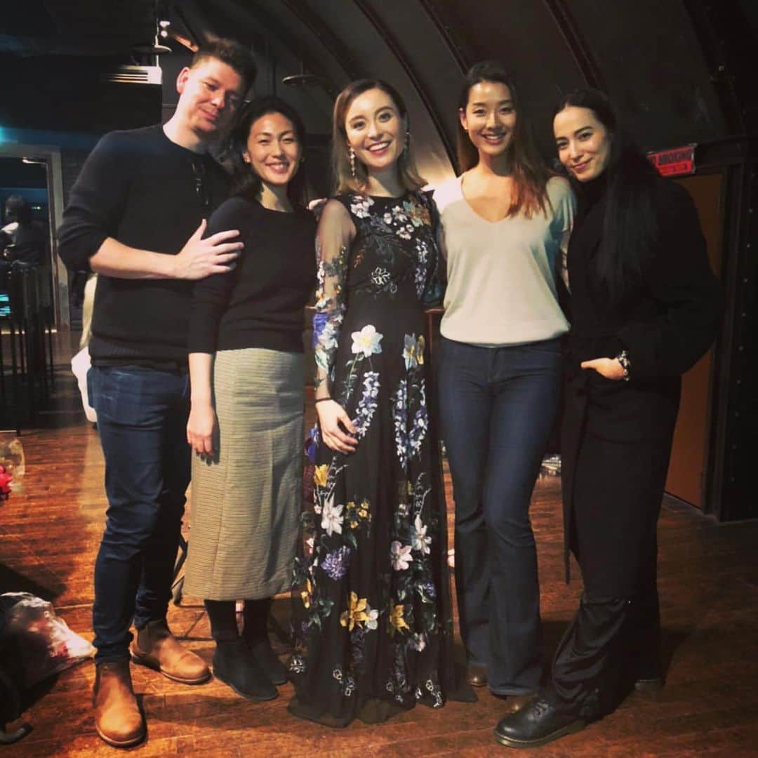 エミ・マイヤーのインスタグラム：「Grateful for friends and flowers 💐 thank you for all the love! お友達もたくさん来てくれて嬉しい！お花もたくさんありがとうございました😊🥰 #10周年　#ライブ」