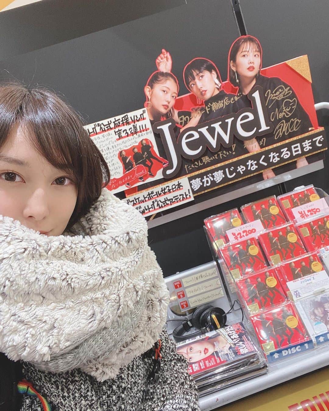 amiさんのインスタグラム写真 - (amiInstagram)「タワレコ新宿さんの展開見に行ってきましたー！！すごく素敵！ ありがとうございます！ #jewel #newsingl #夢夢 #music」11月27日 17時15分 - amidesudoumo