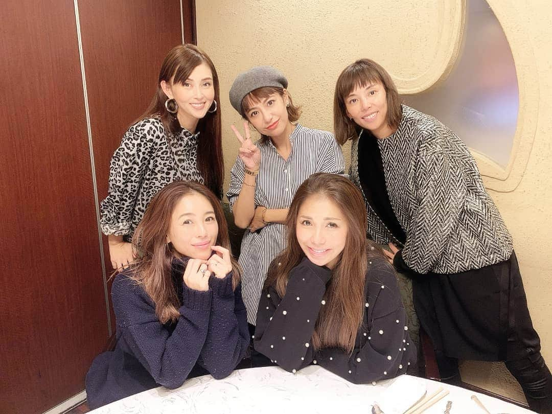 三喜本惠美さんのインスタグラム写真 - (三喜本惠美Instagram)「・ 昔からの友達に会うと何でも話せて落ち着く😌 私頑張ってる！ 私大変だった！ と、話を聞いてもらったり聞いたりと励まし合う会👍 みんなお迎えあったりで、全く話足りず💦 クリスマス会も出来たら良いね✨ いつもありがとう💕 みんな幸せで何より😊 ・ 今日のリップはsisleyの32番ORANGECALVI❤️ #幸せランチ#フカヒレランチ#近況報告#大切な友達#ママランチ#ママモデル#ママライフ#育児ママ#幼稚園ママ#シスレー#sisley」11月27日 17時07分 - megumi_mikimoto