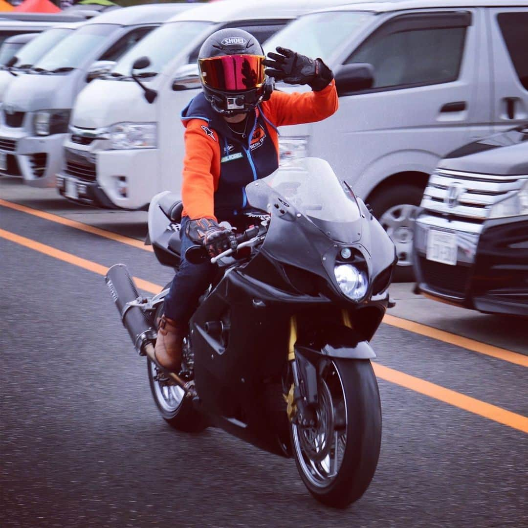 ANTI BCSCのインスタグラム：「SUZUKIなのにKTMパーカー着てるワシ。  #antibcsc #あんびくあぱれる #バイク #バイカー #バイカーファッション #バイクファッション #バイカースタイル #バイクのある生活 #バイクのある風景 #バイク好きな人と繋がりたい #バイク乗りと繋がりたい #バイクが好きだ #バイク写真部 #バイク動画部 #suzuki #gsxr1000 #gsxr1000k4」