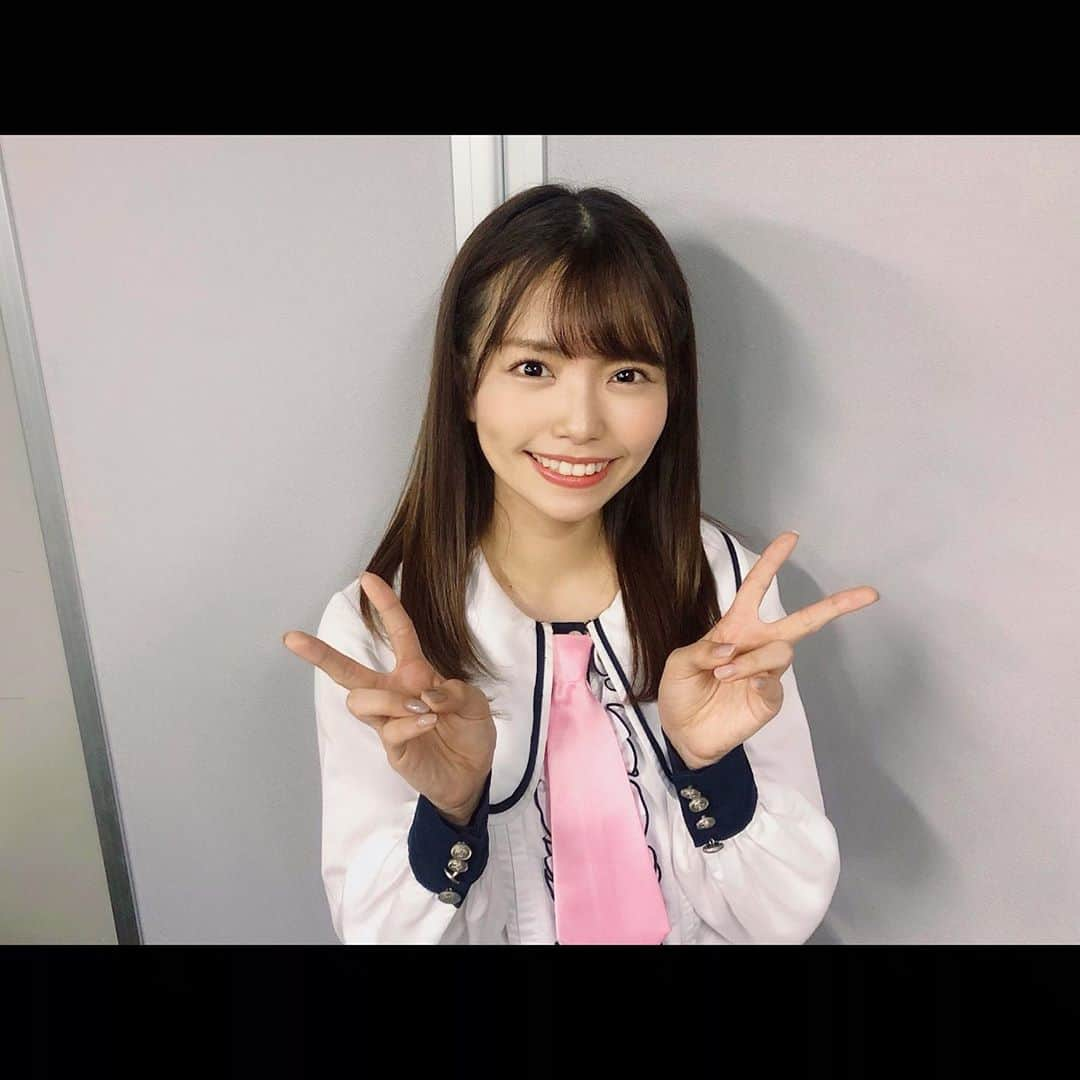 渕上舞さんのインスタグラム写真 - (渕上舞Instagram)「2019.11.26.﻿ HKT48 8th Anniversary✨﻿ ﻿ 8年前の私は、毎日塾に通う普通の中3でした。﻿ 受験生で忙しい日々の中でも、HKTのことがずっと気になっていたのを覚えています。﻿ ﻿ オーディション、やっぱり受ければよかったなぁとモヤモヤした気持ちになったのも、あの時の1期生さんが私にとってキラキラ見えたからで…！﻿ 同期と同じぐらい一緒にいて仲良くしてもらっているけど、今もずっと尊敬する先輩たち。﻿ いつも感謝の気持ちでいっぱいです😌💕﻿ 改めて、おめでとうございます！﻿ ﻿ そして、いつもグループを応援してくださる皆さんのおかげで、8周年という節目を迎えることができました！﻿ 本当にありがとうございます🎉﻿ ﻿ 1周年から8周年まで、HKTの歴史の中でも、ほとんどいるんだなと思うと、先輩になったな〜と。﻿ これからも初心を大切に頑張っていきます🙏✨﻿ ﻿ ﻿ 最後の一枚は大好きで尊敬する同期たちと📸﻿ 全部見てね🙆‍♀️﻿ ﻿ #HKT8周年 #にっこにこ2期」11月27日 17時23分 - mai_fuchigami_48