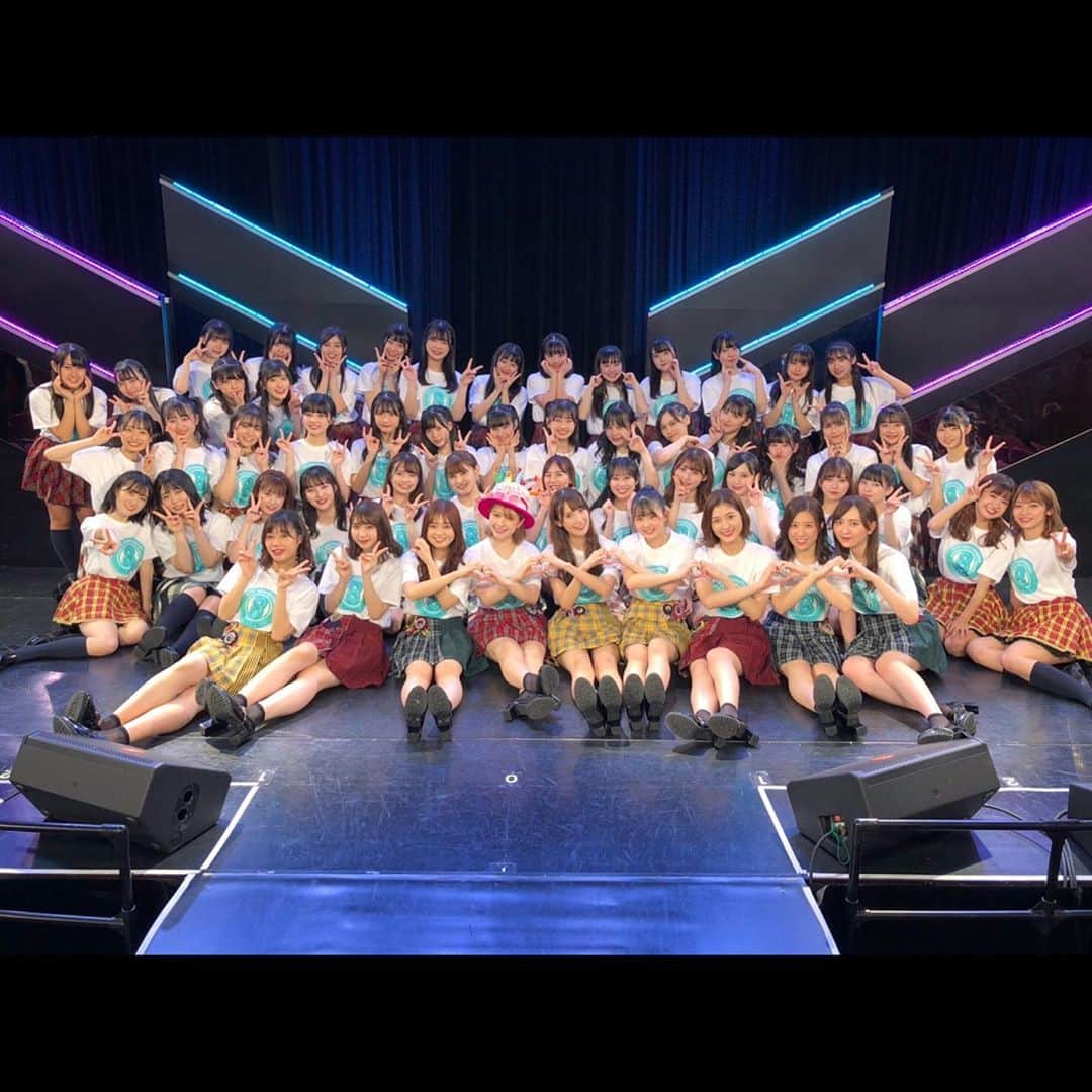 渕上舞さんのインスタグラム写真 - (渕上舞Instagram)「2019.11.26.﻿ HKT48 8th Anniversary✨﻿ ﻿ 8年前の私は、毎日塾に通う普通の中3でした。﻿ 受験生で忙しい日々の中でも、HKTのことがずっと気になっていたのを覚えています。﻿ ﻿ オーディション、やっぱり受ければよかったなぁとモヤモヤした気持ちになったのも、あの時の1期生さんが私にとってキラキラ見えたからで…！﻿ 同期と同じぐらい一緒にいて仲良くしてもらっているけど、今もずっと尊敬する先輩たち。﻿ いつも感謝の気持ちでいっぱいです😌💕﻿ 改めて、おめでとうございます！﻿ ﻿ そして、いつもグループを応援してくださる皆さんのおかげで、8周年という節目を迎えることができました！﻿ 本当にありがとうございます🎉﻿ ﻿ 1周年から8周年まで、HKTの歴史の中でも、ほとんどいるんだなと思うと、先輩になったな〜と。﻿ これからも初心を大切に頑張っていきます🙏✨﻿ ﻿ ﻿ 最後の一枚は大好きで尊敬する同期たちと📸﻿ 全部見てね🙆‍♀️﻿ ﻿ #HKT8周年 #にっこにこ2期」11月27日 17時23分 - mai_fuchigami_48