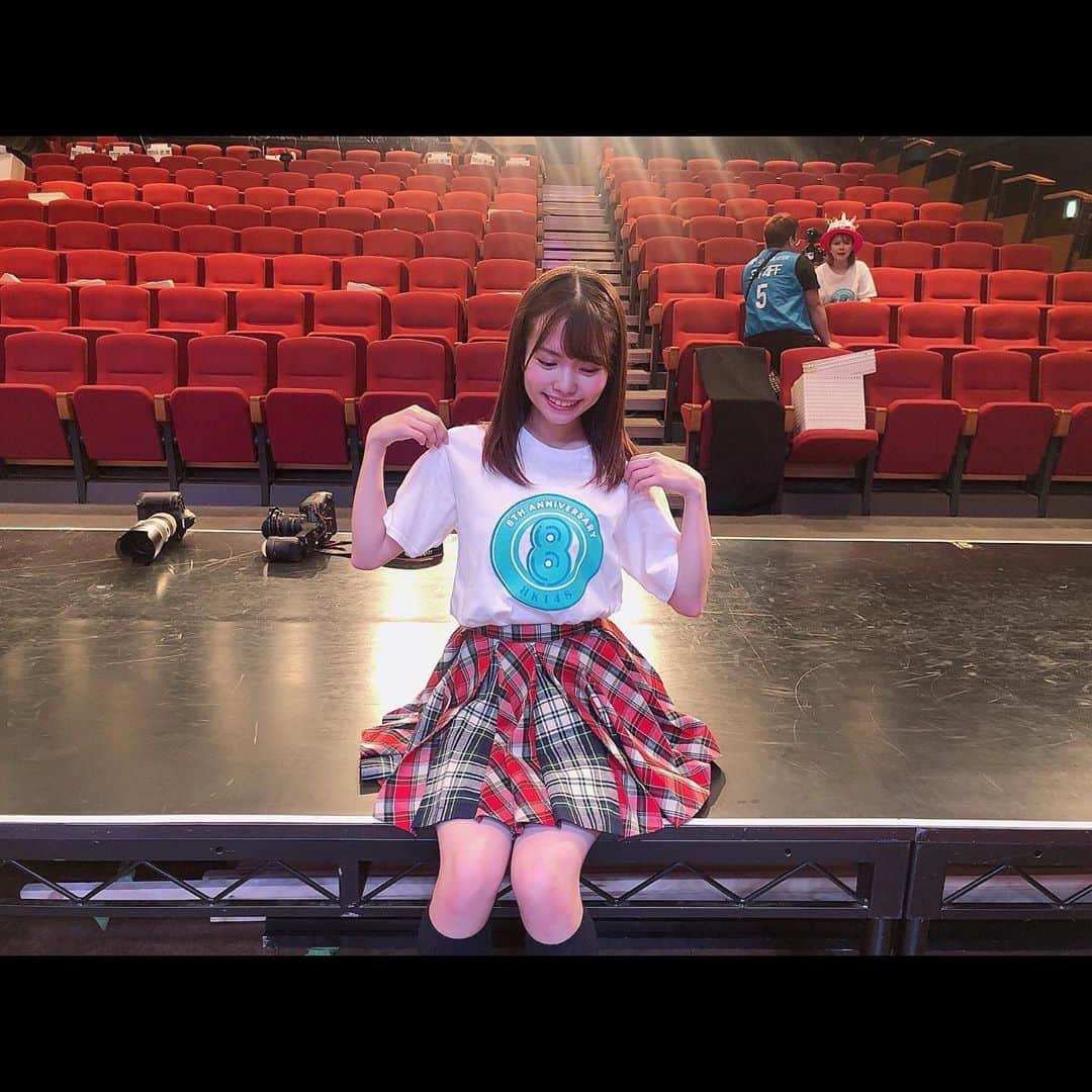 渕上舞さんのインスタグラム写真 - (渕上舞Instagram)「2019.11.26.﻿ HKT48 8th Anniversary✨﻿ ﻿ 8年前の私は、毎日塾に通う普通の中3でした。﻿ 受験生で忙しい日々の中でも、HKTのことがずっと気になっていたのを覚えています。﻿ ﻿ オーディション、やっぱり受ければよかったなぁとモヤモヤした気持ちになったのも、あの時の1期生さんが私にとってキラキラ見えたからで…！﻿ 同期と同じぐらい一緒にいて仲良くしてもらっているけど、今もずっと尊敬する先輩たち。﻿ いつも感謝の気持ちでいっぱいです😌💕﻿ 改めて、おめでとうございます！﻿ ﻿ そして、いつもグループを応援してくださる皆さんのおかげで、8周年という節目を迎えることができました！﻿ 本当にありがとうございます🎉﻿ ﻿ 1周年から8周年まで、HKTの歴史の中でも、ほとんどいるんだなと思うと、先輩になったな〜と。﻿ これからも初心を大切に頑張っていきます🙏✨﻿ ﻿ ﻿ 最後の一枚は大好きで尊敬する同期たちと📸﻿ 全部見てね🙆‍♀️﻿ ﻿ #HKT8周年 #にっこにこ2期」11月27日 17時23分 - mai_fuchigami_48