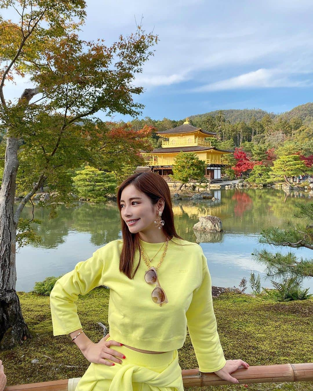 得あゆさんのインスタグラム写真 - (得あゆInstagram)「目当ては金閣寺！！！🍁 初めて来ました！ずっと見たかった。 とても綺麗で素敵だった😢🍁❤️ 外国人観光客に混ざってたくさん 写真を撮ってました笑 ・ あ、前回の投稿の問題の答えは 金閣寺コーデだよ💛💛💛笑 こんな全身黄色い人いなかった。😳 ・ ・ ・ ・ ・ ・ ・ #日本#京都#紅葉#京都紅葉#京都観光#京都旅行#旅行#女子旅#タビジョ#旅#秋#インスタ映え#カメラ女子#写真#綺麗#季節を楽しむ#金閣寺#嵐山#京都ランチ#京都グルメ#食べ歩き#金閣寺#秋ファッション#トレーナー#セットアップ#setup#kyoto#travel#autumn#japanesegirl」11月27日 17時16分 - tokuayu819