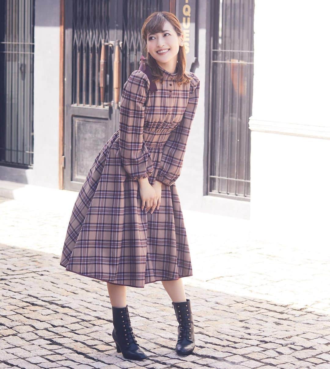 maisondefleur_pressさんのインスタグラム写真 - (maisondefleur_pressInstagram)「. . 神田沙也加さん（ @sayakakanda ）が 手掛ける新レーベル、 𝐌𝐚𝐢𝐬𝐨𝐧 𝐝𝐞 𝐅𝐋𝐄𝐔𝐑 𝐏𝐞𝐭𝐢𝐭𝐞 𝐑𝐨𝐛𝐞 𝐜𝐚𝐧𝐨𝐧𝐞 2019 Winter Collection . 明日11/28(thu)20:00より 公式通販ストライプクラブで販売開始！ Back Ribbon Check Stand Collar Dress  上品さもあるスタンドカラーのワンピース。 胸元のボタンや後ろ姿のリボンにも注目！ (※リボンはお取り外しが可能です） . 360度どこから見ても可愛い1枚♪ ウエスト部分は太めの切替えになっているので スタイルアップ効果も期待できそう◎ . 《着用サイズ:S》 model:160cm . ※おひとり様1カラー1サイズにつき1点までのご購入とさせていただきます . 【ご注文時の注意】 ※カートに入れた後、 1時間が経過しますとカートから自動で削除されて しまいますのでご注意下さい。 また、お買物の途中にネット接続を 切断したりした場合も同様になります。 . #神田沙也加 #kandasayaka #conductor #fashion #newlabel #maisondefleurpetiterobe #maisondefleurpetiterobecanone #maisondefleur #2019autumndebut #コンダクター #指揮者 #新レーベル #デビュー #2019冬#ワンピース#ドレス#チェック#チェックワンピース#リボン」11月27日 17時18分 - maisondefleur_press