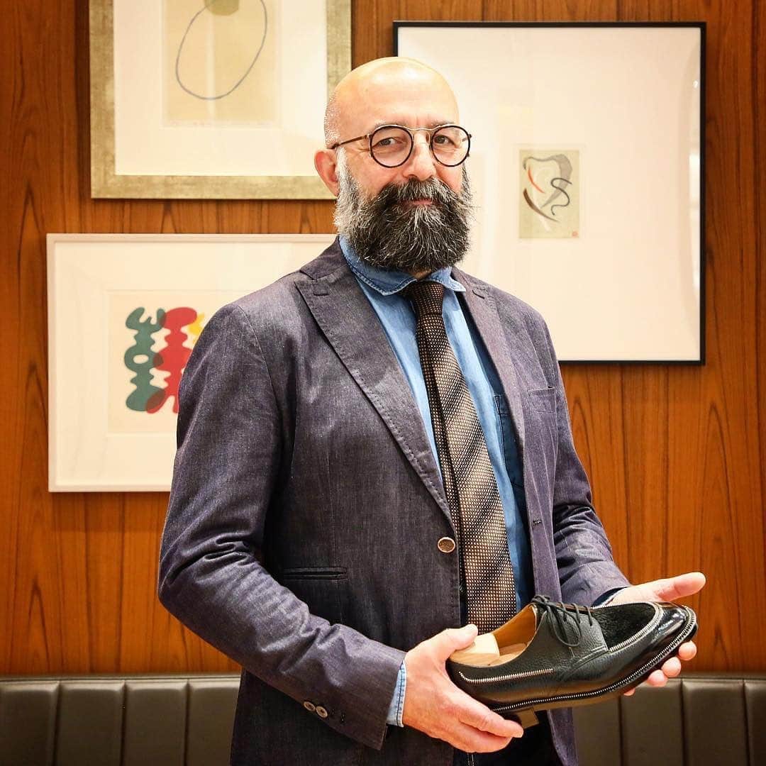 のインスタグラム：「【PHILIPPE ATIENZA 来日ビスポークイベント】﻿ ﻿ フィリップ・アティエンザ氏は、ジョンロブ社に21年間在籍しデザイナーやパタンナー、カスタムメイドの職人、マスタービスポークメーカーとしてその実力を発揮しました。この時代の作品は、後のジョンロブ社の名作フィリップやフィリップⅡへと受け継がれます。その後フランスの老舗ビスポークシューズメーカーのマサロに在籍。レディ・ガガやアラブの王族らの靴を手掛けるなど、その名声を確かなものとしました。2016年に独立してビスポークシューズブランド、フィリップ アティエンザを立ち上げました。﻿ フィリップ氏は、お客様の要望にお応えしながらも、見た目の美しさと履き心地の良さを兼ね備えた靴づくりを大切にしています。一般的に日本人の足は欧米人に比べ甲が高く、かかとが小さいと言われています。そのため靴全体のデザインバランスが壊れてしまうことが多いのですが、靴の採寸、デザインそして製作まで行うことが出来るフィリップ氏ならば、お客様の足にぴったり合う美しい靴をお作りいただけます。繊細で品位のあるビスポークシューズをこの機会にぜひお試しください。﻿ ﻿ DATE｜日程﻿ 12月12日（木）大阪店　﻿ TEL:06-6243-7842﻿ @strasburgo_osaka_mens﻿ 12月13日（金）・14日（土）銀座店　﻿ TEL:03-3573-6190﻿ @strasburgo_ginza_ms﻿ 12月15日（日）・16日（月）南青山店　﻿ TEL:03-3470-6367﻿ @strasburgo_minamiaoyama_ms﻿ ﻿ DELIVERY｜納期﻿ 約1年（仮縫い1回あり）﻿ ﻿ FITTING｜採寸﻿ フィリップ・アティエンザ氏による採寸﻿ ﻿ @strasburgomens  @philippe_atienza  #strasburgo #strasburgomens #philippeatienza #bespoke #shoes #mensshoes #gentlemen #mensstyle #ストラスブルゴ #ビスポーク #シューズ #靴 #メンズスタイル」