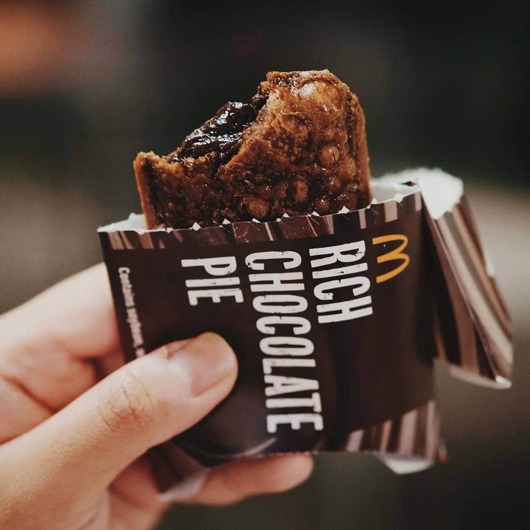 McDonald's Philippinesさんのインスタグラム写真 - (McDonald's PhilippinesInstagram)「Can you hear that? 😮 The dark chocolate filling from this photo by  @discovermnl  is calling out to you. 😉」11月27日 17時31分 - mcdo_ph