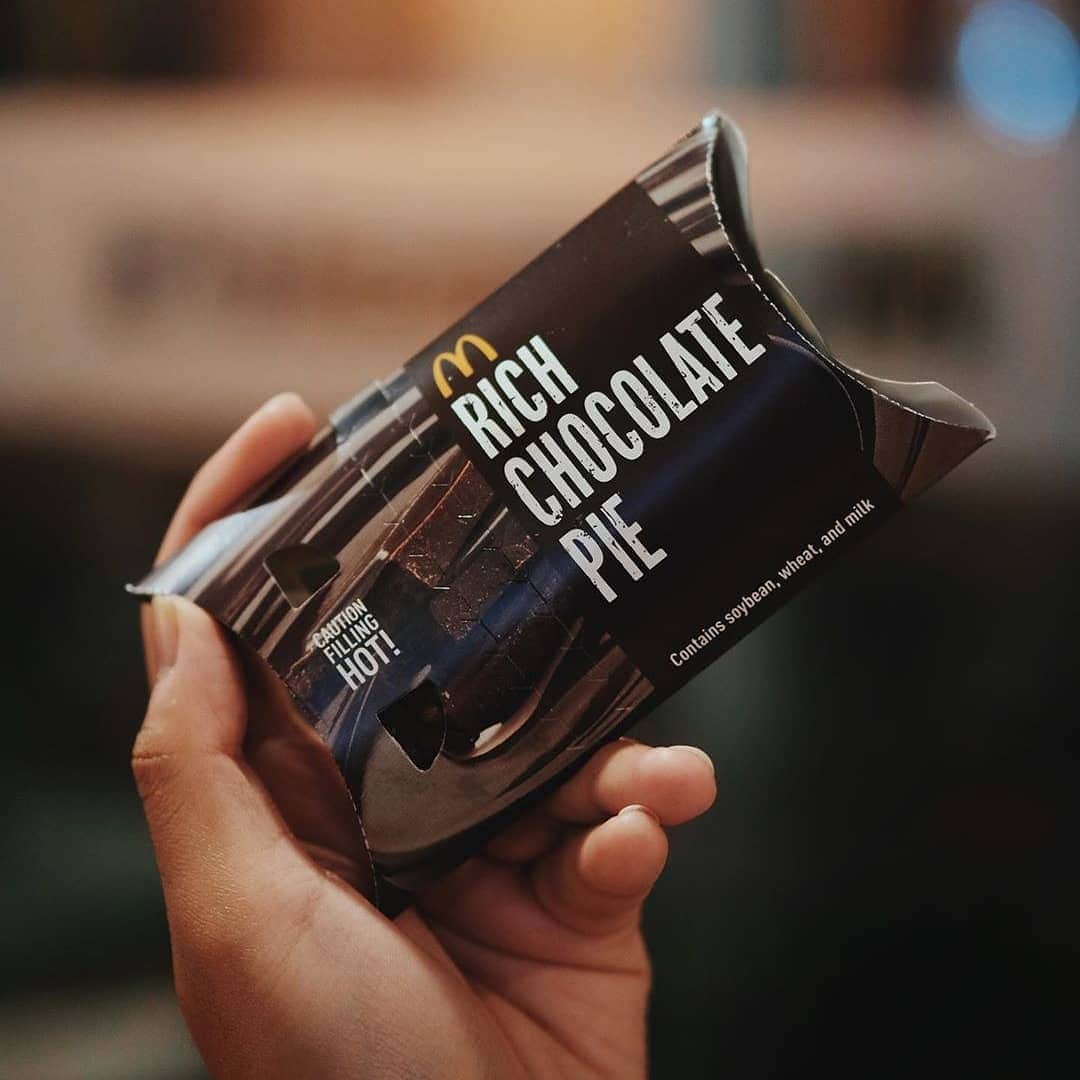 McDonald's Philippinesのインスタグラム：「Can you hear that? 😮 The dark chocolate filling from this photo by  @discovermnl  is calling out to you. 😉」