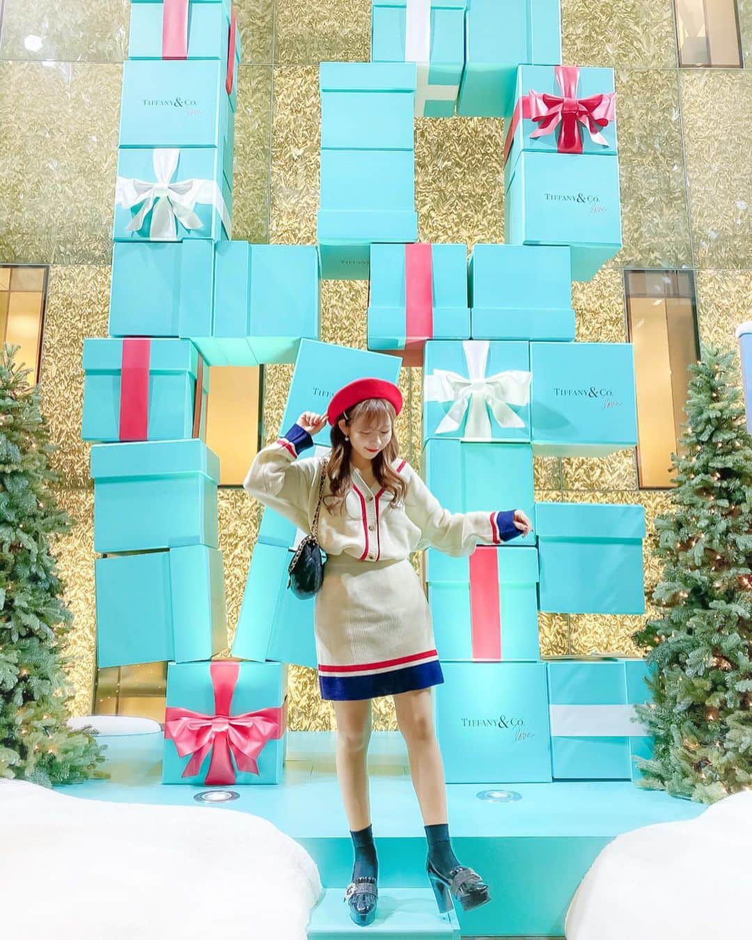 tomomi ❤︎ よしはしともみ ❤︎さんのインスタグラム写真 - (tomomi ❤︎ よしはしともみ ❤︎Instagram)「. . 銀座のティファニー本店に ティファニーBOXのLOVEなフォトスポットが🦋❣️ . ここのフォトスポットが クリスマス感🎄あったから 一足早いクリスマスコーデ🎅🏻🎀 赤のベレー帽被るだけで クリスマス感増すっていうことが判明💌 . セットアップ  @attrangs_japan  ハット @attrangs_japan シューズ @enpunto_official バッグ @chanelofficial . 韓国通販のサイトで プチプラなところどこかありますか〜🧐？ ってよく聞かれるんだけど 今着てるブランドのアットランスおススメです🍰❣️ 韓国🇰🇷アイドルみたいなコーデができるよっ❄️ . #ATTRANGS #ATTRANGSJAPAN #tiffanyginza #tiffanyandco #tiffany #koreanfashion #chanel #enpunto #ティファニー #ティファニー銀座本店 #クリスマス #クリスマスツリー #クリスマスフォトブース #フォトジェニックスポット #クリスマスコーデ #韓国コーデ #韓国アイドルファッション #フォトスポット #フォトスポット巡り #韓国通販 #韓国ファッション #アットランス #PR」11月27日 17時26分 - tomomi_yoshihashi