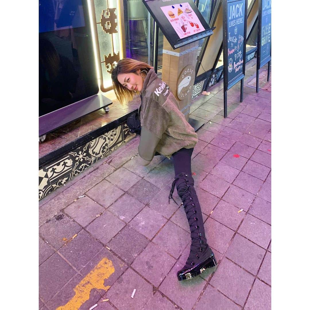 松岡李那さんのインスタグラム写真 - (松岡李那Instagram)「Fun nite in Korea 🙌🍭⭐️🌈 #頭文字D #kanez #kaneztokyo #変なポーズしがち」11月27日 17時27分 - linahxoxo