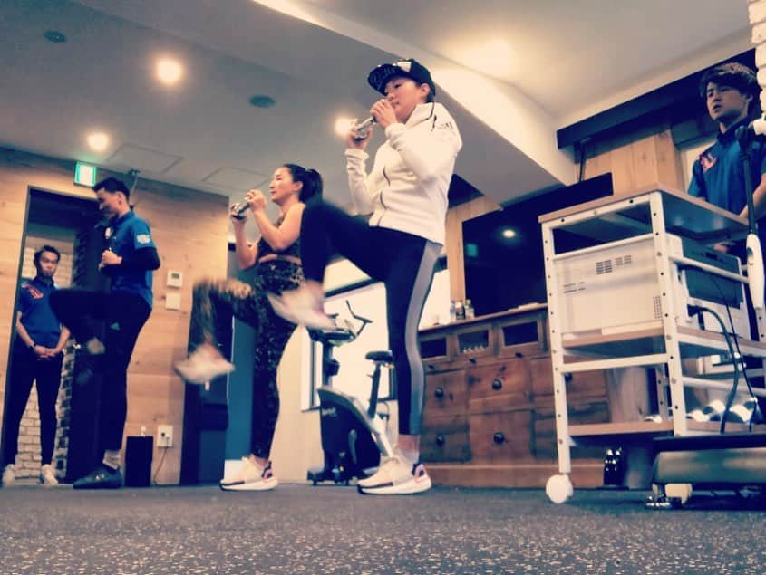 木村真野・紗野さんのインスタグラム写真 - (木村真野・紗野Instagram)「👩‍👩‍👧‍👧笑顔道トレーナーチーム👨‍👨‍👦‍👦. 今回はマヤさんが「みんな一緒にやるよね？👁」という一言からトレーナーのみんなも一緒にトレーニングに巻き込まれてしまいましたwww🤣👍. . . #笑顔道　#egaodo #トレーナー　#スポーツトレーナー　#sportstrainer #entiregym #西麻布　#アディダス　#adidas #reebok #リーボック　#シンクロ　#アーティスティックスイミング　#artisticswimming #maya #saya #マヤサヤ　#twins #トレーニング　#training #bulls #キャップ好き　#ヒョウ柄　#chicagobulls」11月27日 17時27分 - mayasaya_kimura