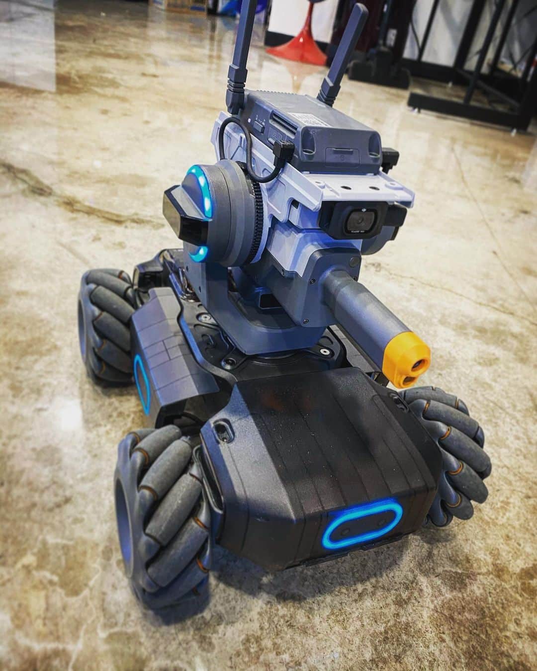 のインスタグラム：「으른 장난감 ㅋㅋ  @djiglobal  #DJI #Robomaster #s10e」
