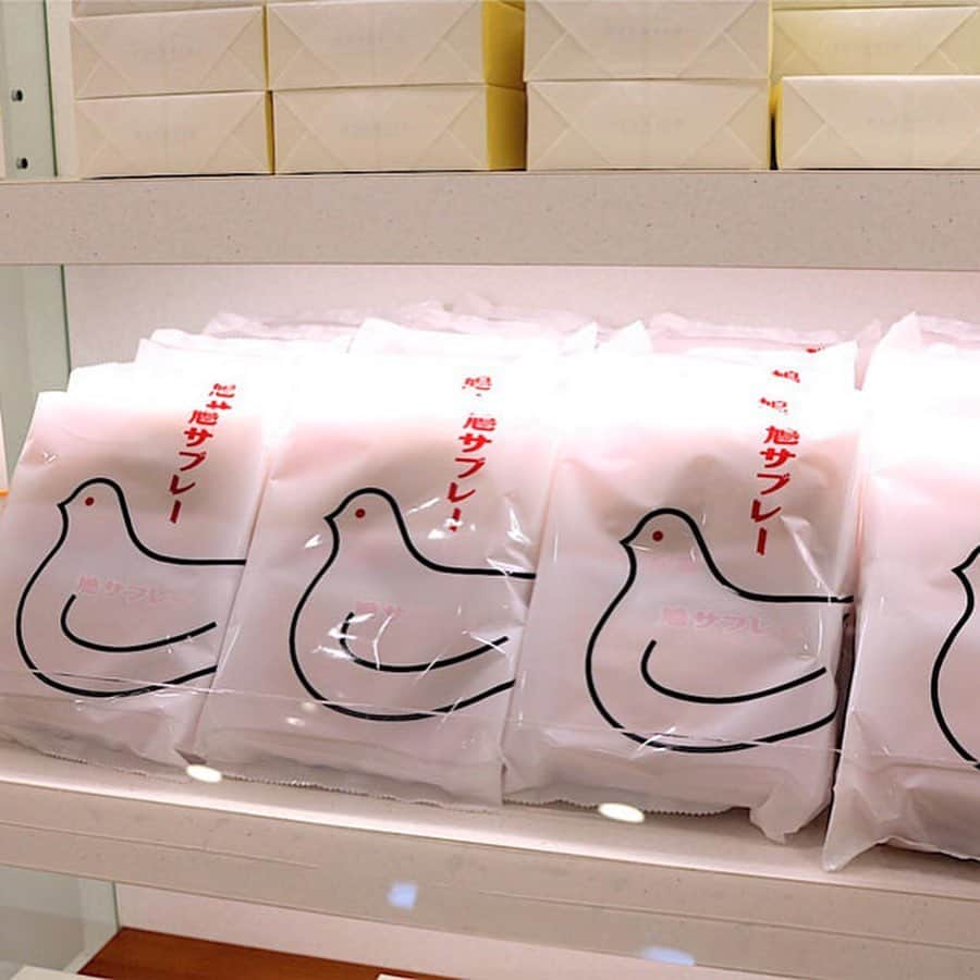 レッツエンジョイ東京さんのインスタグラム写真 - (レッツエンジョイ東京Instagram)「.﻿ ✩★------------------ ﻿ 鳩サブレーの豊島屋の﻿ 爆売れソフトクリーム ﻿ ------------------✩★ ﻿ ﻿ 観光地として人気の鎌倉に、「鳩サブレー」で有名な「豊島屋」が手掛ける洋菓子店があるのをご存知ですか？🕊﻿ ﻿ 注目は、ここでしか食べられない限定メニューのソフトクリーム🍦✨﻿ ﻿ 多い日は一日で500個も売れるほどの人気ぶりなのだとか😳﻿ ﻿ 自家製プリンにかわいらしい鳩の飾りをのせた、「豊島屋」ならではの「トラディショナルプリン」もあります🍮👌﻿ ﻿ 秋の鎌倉散策の合間に、友達と一緒に味わってみてはいかが？🏃🏼‍♂️🍁﻿ ﻿ 🍲：豊島屋洋菓子舗 置石﻿ 📍：鎌倉﻿ 詳細はアカウントトップから﻿ ☞@lets_enjoytokyo﻿ ﻿ ﻿ #レッツエンジョイ東京 #おでかけ ﻿ #鳩サブレー #豊島屋﻿ #豊島屋洋菓子舗置石﻿ #段葛 #若宮大路﻿ #置石ミックス﻿ #トラディショナルプリン﻿ #固めプリン #ソフトクリーム部﻿ #ソフトクリーム﻿ #鎌倉  #ソフトクリーム巡り﻿ #プリン部 #プリン好き﻿ #鎌倉食べ歩き #鎌倉グルメ﻿ #鎌倉デート #鎌倉さんぽ﻿ #神奈川 #鎌倉駅」11月27日 17時35分 - lets_enjoytokyo