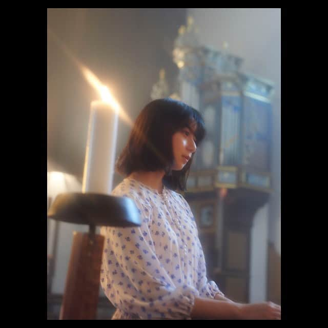 上白石萌歌さんのインスタグラム写真 - (上白石萌歌Instagram)「adieu 「adieu 1」 本日リリースとなりました。 わたしにこんな日が訪れるなんて、ちょっとまだ夢うつつです。  すべてのはじまりをくださった野田洋次郎さん、壮大な愛のドラマを添えてくださった塩入冬湖さん、新たな視野を与えてくださった澤部渡さん いしわたり淳治さん、いつも一番近くで支え、刺激をくださったソウルメイト小袋成彬さん Yaffleさん。その他、この活動に関わってくださったすべての方に心から感謝しています。 お陰で自信を持ってお届けできるものになりました。  そしてなによりみなさん、わたしが歌うことを叶えてくれてありがとう！ ここからはじまるな、よろしくお願いします 2019.11.27. adieu」11月27日 17時38分 - moka____k