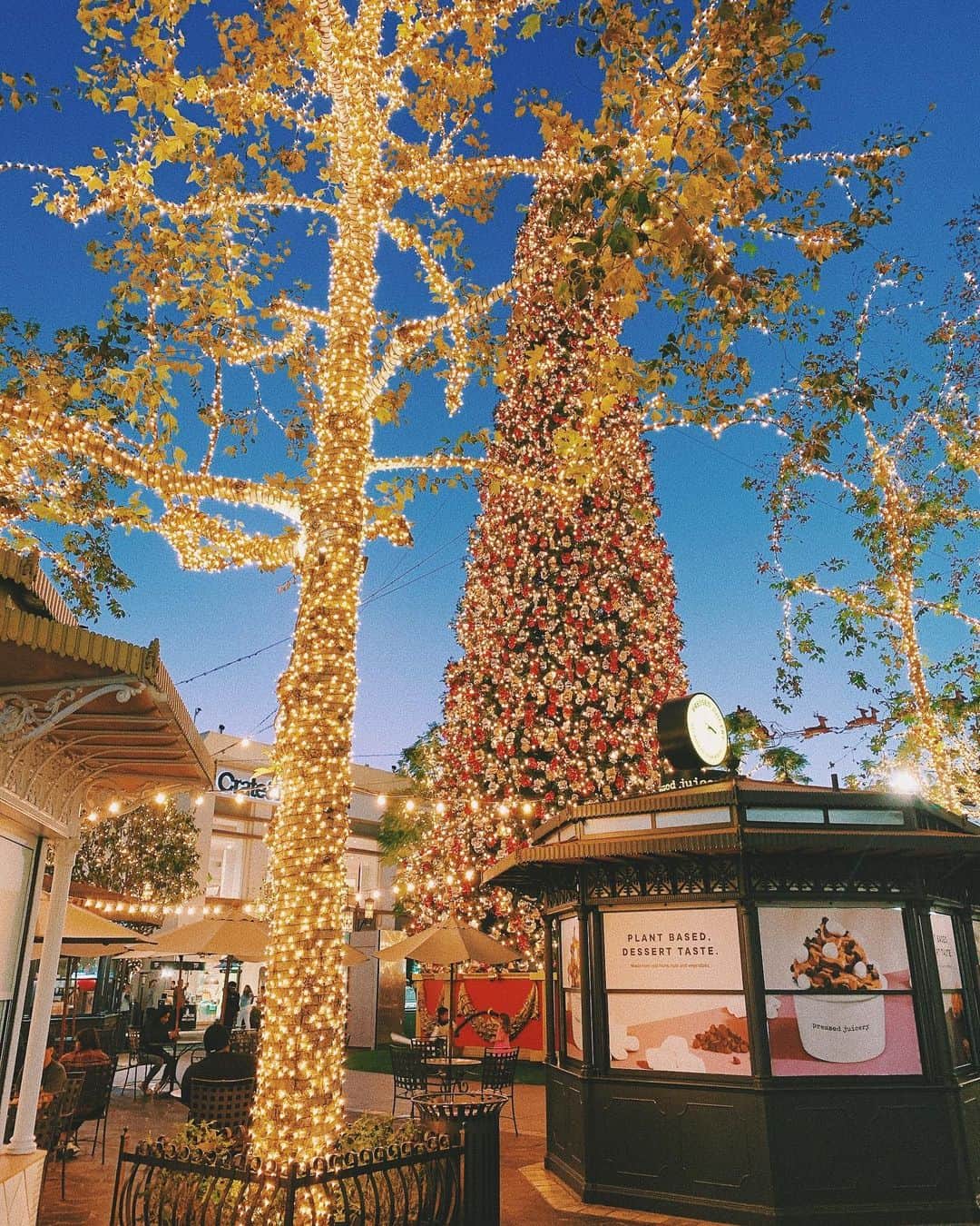 ?????さんのインスタグラム写真 - (?????Instagram)「. LAの The Groveはクリスマスの飾り付け可愛かった🎄🎁🎅🌟 売ってるものは全部日本でも買えるブランドだったけどw 今時日本で買えない物見つける方が大変なんだなぁ🤔 最後の写真は独特な場所を撮るマミー🤣📸夕日がいい感じ🌅 . . #LA #thegrove #xmas #旅疲れがまだ抜けないw」11月27日 17時39分 - julia__0917