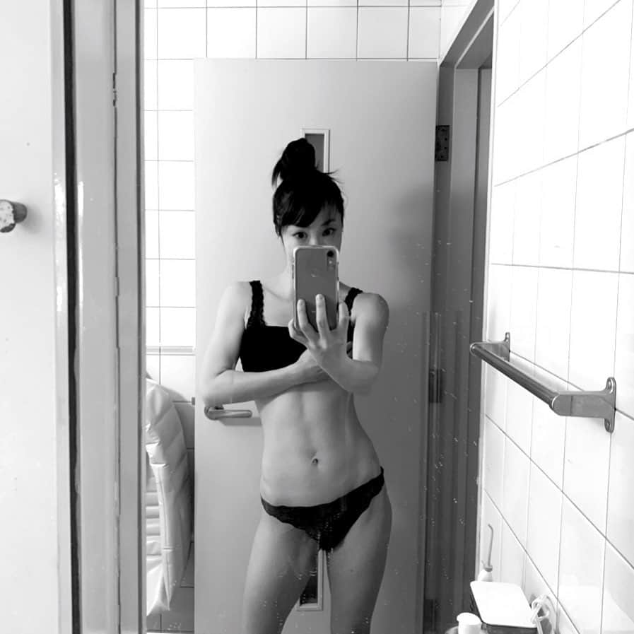 土井千春さんのインスタグラム写真 - (土井千春Instagram)「今朝のBODY Check！！記録。 ダイエットヤル気が全く出なくてヤバいヤバいと思いながら旅行に行きさらに食べて、帰宅してから焦って濃い目デルール。カロバスも徹底して、リセットして2日。恐る恐る体重はかったら撮影時よりプラス1キロ。たかが1キロと思うかもしれないけど、1キロ落とすのって大変。笑　今回の1キロは浮腫や一時的に食べた重さの1キロではなく脂肪だと思うので、今日からまた頑張ろう！  でもデルールでスッキリするとお腹はかなりシュッとします！  #デルール#カロリーバスター#産後ダイエット#デトックス#産後9ヶ月」11月27日 17時45分 - chiharudoi