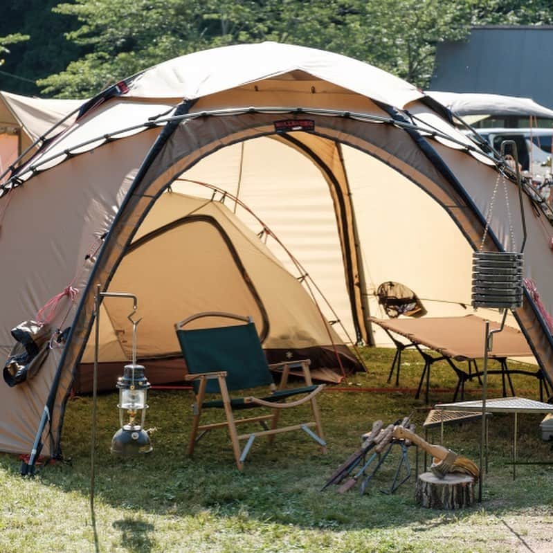 キャンプ情報サイト［ランタン］さんのインスタグラム写真 - (キャンプ情報サイト［ランタン］Instagram)「CAMP SMILE STYLE ／ ヒルバーグのアトラスサンドで 男らしいサイト作り！ ＼ いろんなキャンパーのキャンプスタイルを現地取材と一般キャンパーからの投稿で数多く掲載してます。 . . 詳しくは @lantern.camp  webサイトをご覧ください . . #camp #camping #outdoor #travel #trip #lantern_smile #nature #キャンプ #キャンプ用品 #アウトドア #テント #自然 #旅行 #キャンプ初心者  #キャンプ好きな人と繋がりたい #ヒルバーグ #アトラスサンド #カーミットチェア #カンガルースタイル #ヴェイパラックス #ハイマート佐仲」11月27日 17時51分 - lantern.camp