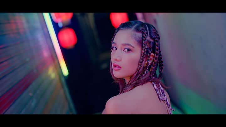 のインスタグラム：「💋💋Taki MV teaser 「NEW AGE」💋💋 「 New age ! Let me tell you more details about our new song . The person who wrote this song is KODA KUMI. The person who did the choreography is Jojo Gomez. We flew all the way to Korea to take this music video ! We had hours and hours of rehearsals and of course food tripping for this new music video ! Unfortunately this is the last one in our trilogy;( but don’t worry we still have more and more coming ! Xoxo Taki 😘」 by Taki  2 days until release  Lyrics by:@kodakumi_official Choreographer:@jojogomezxo Director:Gibeak Lee(Tigercave) Stylist:@ribbon8 Hair&Make-up:@torivomit  #NEWAGE #新時代 #FAKY #倖田來未 #teaser #avex #Taki #Takifaky #girlspower」