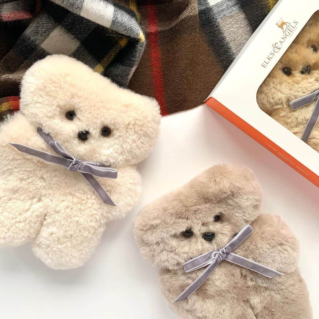 blossom39_officialのインスタグラム：「. 肌寒くなってきたこの季節に、ふわふわもこもこの《リトルカドルベア》をベビーちゃんに♡ . シープスキン100%で自浄作用によりバクテリアの繁殖も抑えられます。ぺたんこなシルエットがとってもかわいく、ぬいぐるみとしてだけでなくまくらとしてもお使いいただけます。 . 出産祝いやクリスマスプレゼントにおすすめです♡ . #blossom39 #ブロッサム39 #elksandangels #エルクスアンドエンジェルズ #シープスキン #ぬいぐるみ #ぺたんこ #クリスマスプレゼント #出産祝い #赤ちゃんのいる生活」