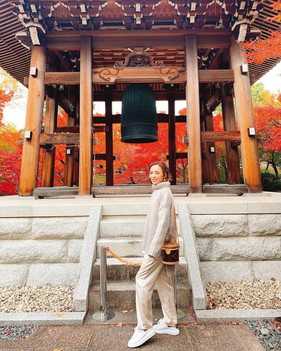 里見茜さんのインスタグラム写真 - (里見茜Instagram)「京都旅🍁 30歳は人生の一つの節目！ 自分の意識も変えていけたらいいなということで、沢山お寺巡りしてきました⛩ #大原野神社 #智積院  #天龍寺 #青蓮院  他にも、何個か周ったけど名前をど忘れしてしまった🤭w 沢山周った中でも、青蓮院は一番好きだった！ 夕方に行ったのですが、夕陽が紅葉を照らしていてなんとも言えない夕焼けと美しすぎる紅葉がほんっとに、綺麗すぎて圧巻でした。  こんないい時期に連れて行ってくれて本当にありがとう。  鮎の塩焼きも食べれて大満足。(笑)  忙しい中予定を立ててくれた、👱‍♂️に感謝です。  #京都旅#京都#紅葉#紅葉見頃#birthdaytrip#kyoto#family」11月27日 17時59分 - satomiakane