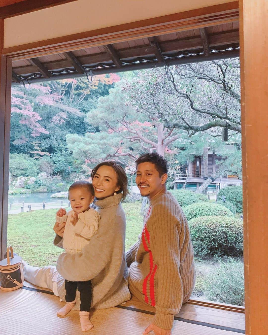 里見茜さんのインスタグラム写真 - (里見茜Instagram)「京都旅🍁 30歳は人生の一つの節目！ 自分の意識も変えていけたらいいなということで、沢山お寺巡りしてきました⛩ #大原野神社 #智積院  #天龍寺 #青蓮院  他にも、何個か周ったけど名前をど忘れしてしまった🤭w 沢山周った中でも、青蓮院は一番好きだった！ 夕方に行ったのですが、夕陽が紅葉を照らしていてなんとも言えない夕焼けと美しすぎる紅葉がほんっとに、綺麗すぎて圧巻でした。  こんないい時期に連れて行ってくれて本当にありがとう。  鮎の塩焼きも食べれて大満足。(笑)  忙しい中予定を立ててくれた、👱‍♂️に感謝です。  #京都旅#京都#紅葉#紅葉見頃#birthdaytrip#kyoto#family」11月27日 17時59分 - satomiakane