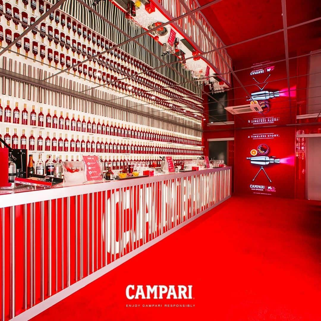 Campari Japanさんのインスタグラム写真 - (Campari JapanInstagram)「ヴェネツィアのカンパリバーは、 映画の魔法のようなタイムレスな時間を過ごしてください。⁠ ⁠ #CAMPARI #アペリティーボ #カンパリレッド #Negroni #ネグローニ #N100 #イタリア #カクテル #cocktail #mixology #ミクソロジー #drinks #食前酒 #カンパリ #リキュール #お酒好きな人と繋がりたい #バーテンダー #bar  #Campari #CampariCinema #ヴェネツィア⁠ #BiennaleArte2019 #Venezia76」11月27日 18時00分 - camparijapan