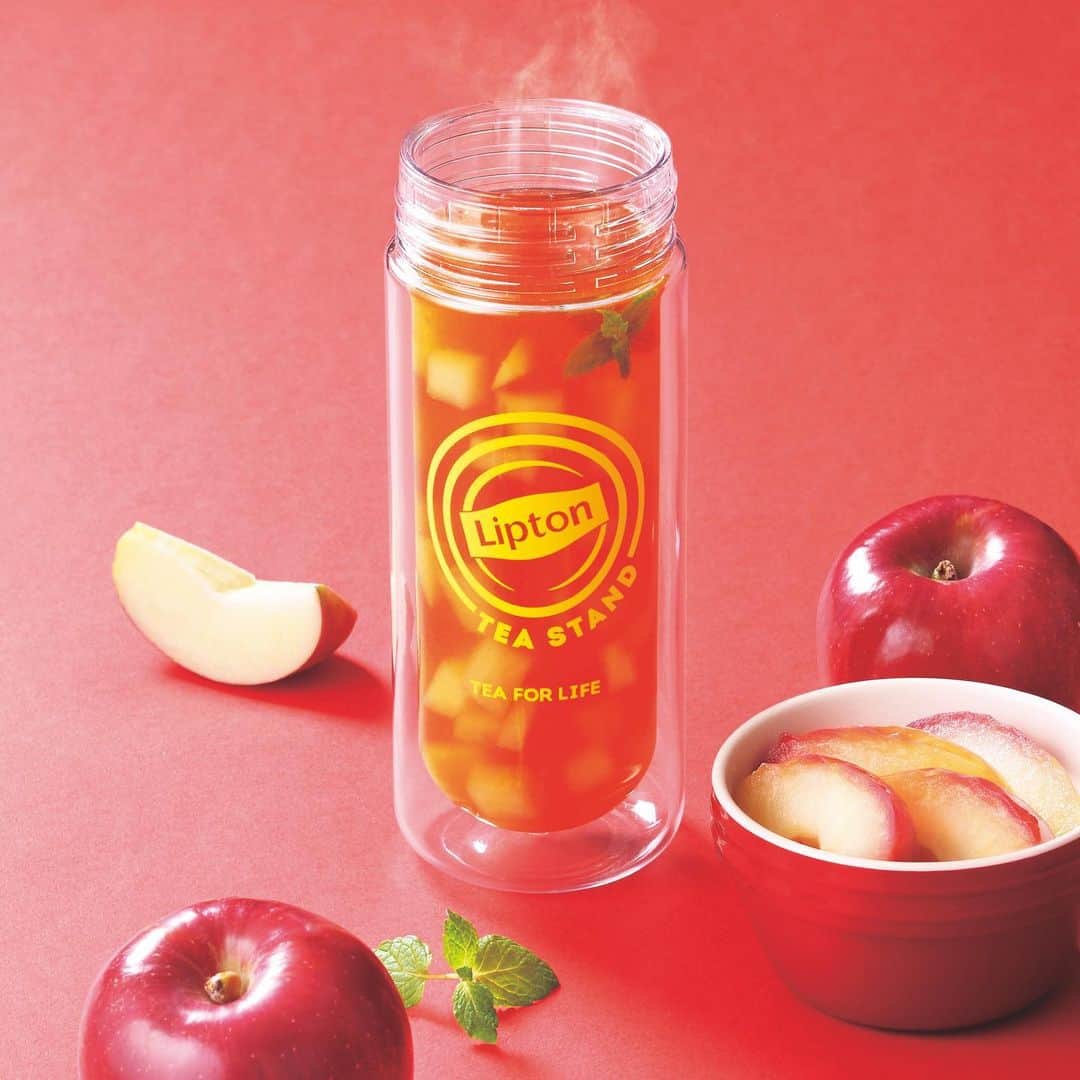リプトンのインスタグラム：「【明日から！】 りんごのおいしい季節がやってきた🍎 「Fruits in Tea アップルコンポート」がTEA STANDで限定新発売！ JA信州うえだ産のサンふじの甘みがふわっと口の中に広がり、寒い冬でも心もカラダも温まるよ☃💛 #リプトン #Lipton #LiptonTeaStand #TeaforLife #フルーツインティー #フルーツインティーアップルコンポート #期間限定 #名古屋 #博多 #リプトンでつながる」