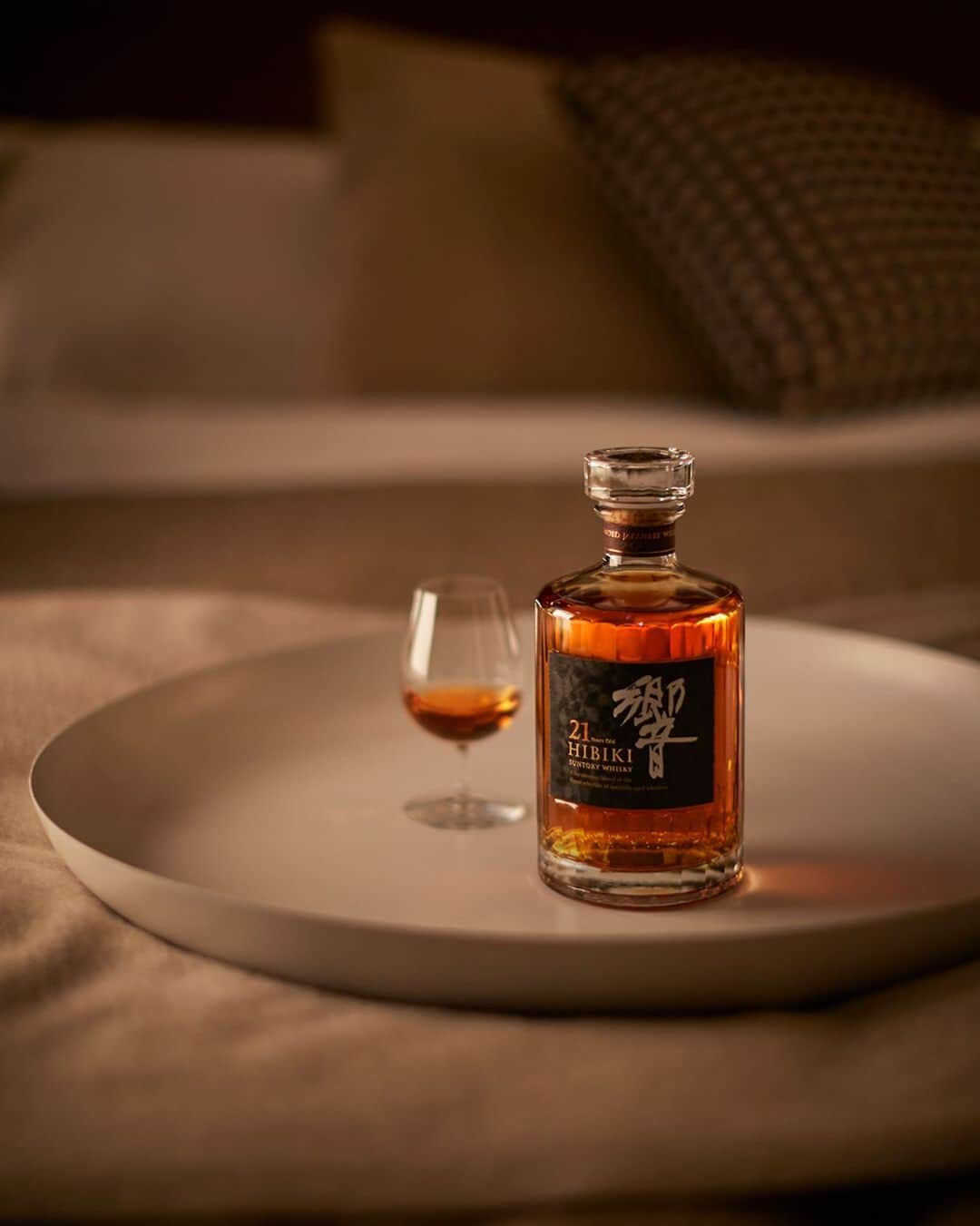 響 | SUNTORY WHISKY HIBIKIさんのインスタグラム写真 - (響 | SUNTORY WHISKY HIBIKIInstagram)「. HIBIKI TIME 円熟の深みを知らしめる The amber color tells of deep maturation  #響 #hibiki #二十四節気 #霜降 #秋 #響時間 #hibiki_time #hibikitime #suntorytime」11月27日 18時02分 - suntorywhisky_hibiki