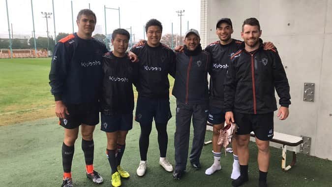 立川理道のインスタグラム：「@vlokcilliers10  Kick session in Spears @kubotaspears  Great members & Great session 🇯🇵🇿🇦🇦🇺🇳🇿 @gerhardvdh @0115kawa  @wharenui13  @bernardfoley  Thanks Magic Bands @mim_kinetic_speedbands」