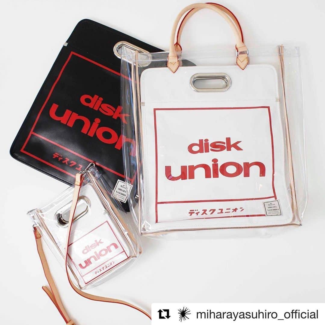 diskunion ディスクユニオンさんのインスタグラム写真 - (diskunion ディスクユニオンInstagram)「11/30よりMaison MIHARA YASUHIROとディスクユニオンのコラボレーションがスタートします。 1970年代から展開しているディスクユニオンのアイコニックなキャリングバッグはLPサイズに加え、ミニサイズも登場します。  #Repost @miharayasuhiro_official with @get_repost ・・・ 【音楽と音の専門店diskunion とのコラボレーション 「Maison MIHARA YASUHIRO × diskunion」がついに実現。】 diskunionは音楽と音の専門店として質の高い商品の販売及びソフトの制作活動を行っています。商品の仕入れ、アーティストの発掘からソフトの制作に至るまで国内外を問わず、年々その活動領域を広げています。 独創的な店舗、販売方法、制作活動など多岐に渡り、音楽・音の分野で支持されています。 今回のコラボレーションで三原がピックアップしたのはdiskunionの象徴とも言えるレコードバッグ。 オリジナルのレコードバッグを原型に本革で作成したバックの他に、PVCバッグと重ね合わる事によりグラフィックが完成する２wayバッグ ウェア、バッグ、シューズともに20SSコレクションアイテムに先駆けて、 11/30(土)よりMaison MIHARA YASUHIRO 直営店、diskunion下北沢店、 その他取り扱い店にて発売致します。  diskunion shopping bag￥29,000(+TAX) color：BLACK/WHITE diskunion PVC shopping bag￥50,000(+TAX) color：BLACK/WHITE diskunionPVC mini shopping bag ￥42,000（+TAX）color：BLACK/WHITE  #maisonmiharayasuhiro  #miharayasuhiro  #メゾンミハラヤスヒロ #ミハラヤスヒロ #diskunion #ディスクユニオン」11月27日 18時03分 - diskunion