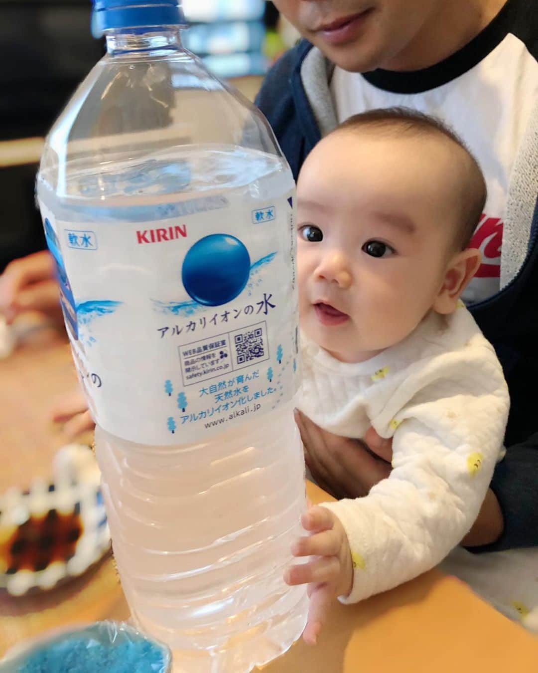 のインスタグラム：「なんやこれー！ でっかいどー！ キラキラやどー！ な、人。笑 . #毎日赤子 #ミネラルウォーター #毎日が大発見 #すくすく子育て #スマイル育児 #ママリ #生後4ヶ月」