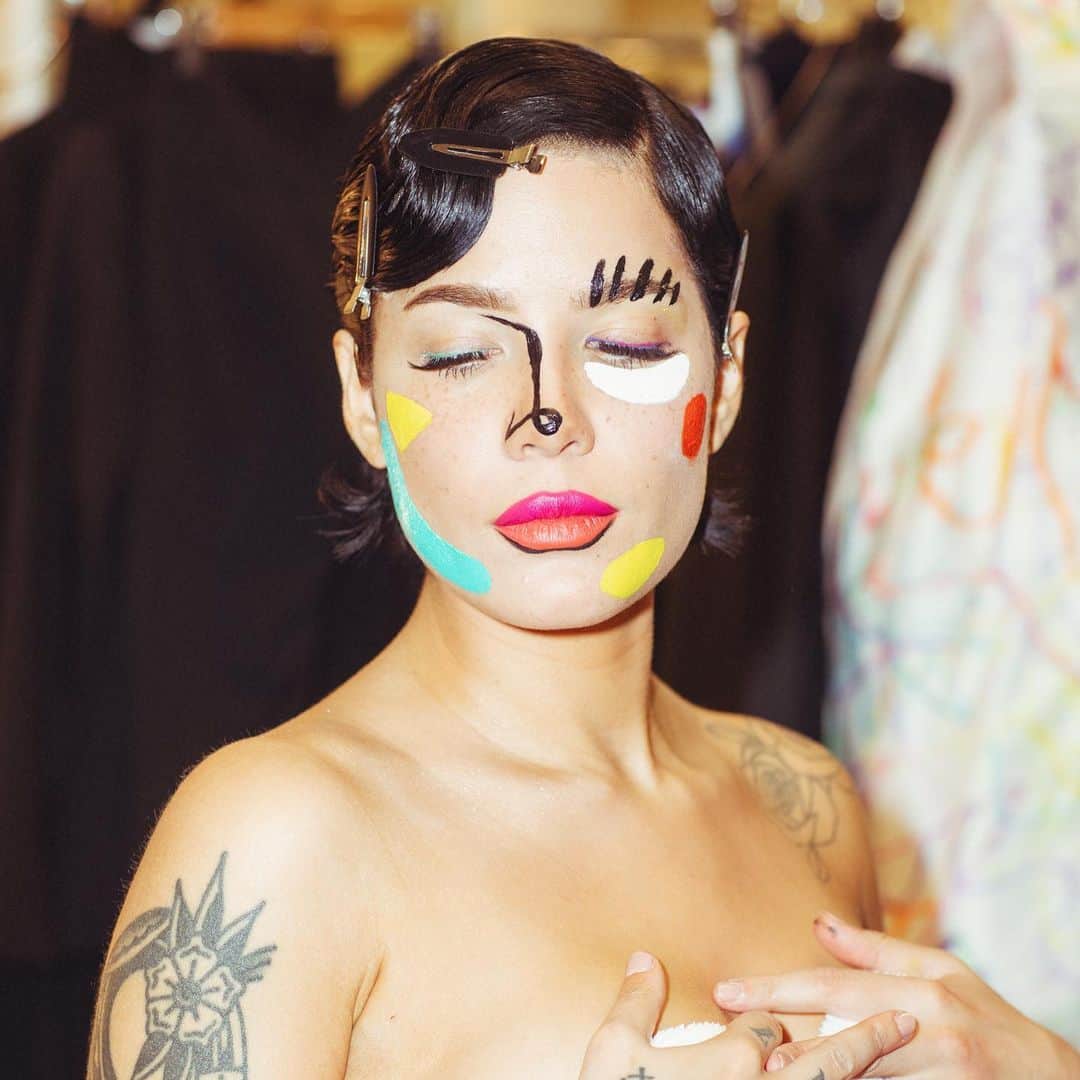Halseyのインスタグラム：「Made me and Dani a Picasso, mate. @danivitale 📷: @yasi」