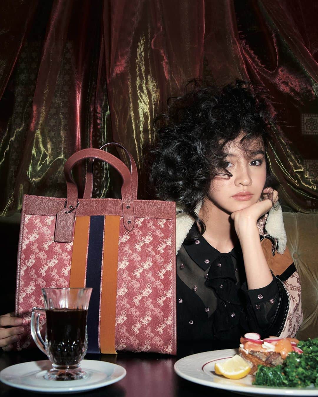 のインスタグラム：「#CoachNY @ellejapan  photo @saraimari724 Styling @ayafunakoshistylist  Hair @tetsuyayamakata  Makeup @misuzumiyake」