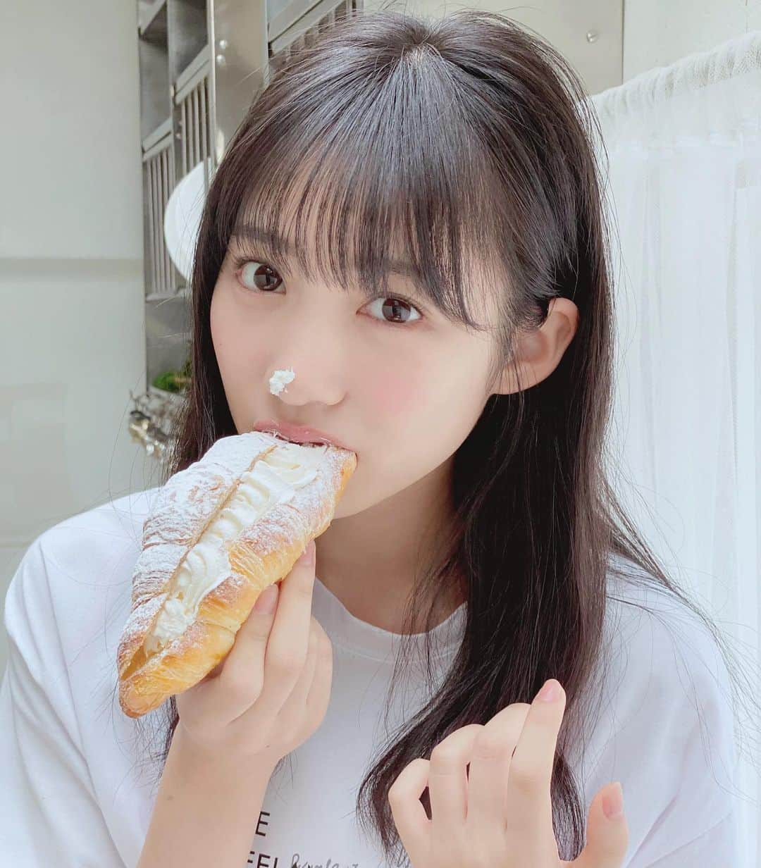 横野すみれさんのインスタグラム写真 - (横野すみれInstagram)「🥐「プラチナフラッシュ」発売中🍰﻿ ﻿ ﻿ あざとすーちゃんなオフショットです。﻿ ﻿ プラチナフラッシュさんでは、いつもよりさらにあざとい私が見れます👀💕笑﻿ ﻿ ゲットしてくれた方〜？？ ひとくちどうぞ🥐﻿ アンケートもご協力よろしくお願いします💖 ﻿ #プラチナフラッシュ #横野すみれ #gravure #寝起き #パン #sweet #gm #breakfast #먹스타그램 #ごちそうさまでした #甘党 #먹방 #셀카 #makeup #ナチュラルメイク #あざとい #あざとい系女子 #ポートレート」11月27日 18時08分 - yokono_sumire