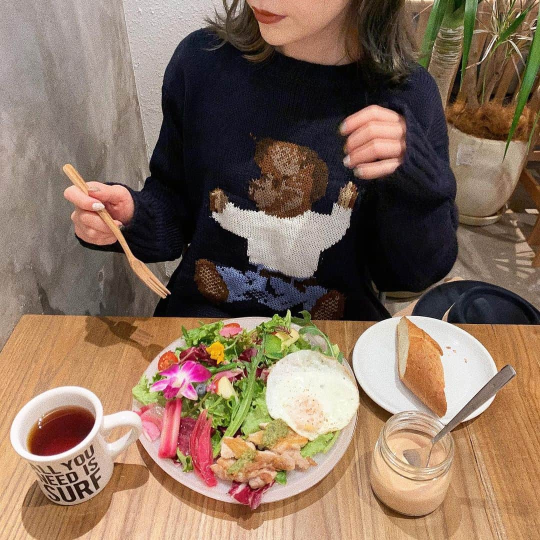 ひこ乃さんのインスタグラム写真 - (ひこ乃Instagram)「🥗⠀ ⠀ lunchするときよくsalad lunchにするんだけど、 サラダがとても美味しいカフェを見つけてしまった❤︎⠀ ⠀ しかもto the seaのカフェだった☕️！ ハワイ感〜chill❤︎ ⠀ #tothesea#totheseahawaii#学芸大学#学芸大学ランチ#カフェ巡り#東京ランチ#코디룩#코디그램#소통해요#소통 #코디네이트#코디스타그램#데일리코디#데일리룩」11月27日 18時09分 - hikono0909