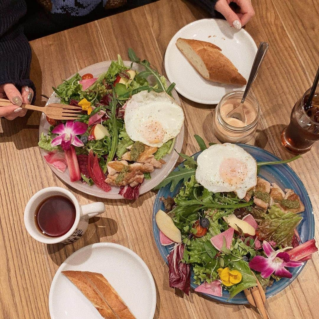 ひこ乃さんのインスタグラム写真 - (ひこ乃Instagram)「🥗⠀ ⠀ lunchするときよくsalad lunchにするんだけど、 サラダがとても美味しいカフェを見つけてしまった❤︎⠀ ⠀ しかもto the seaのカフェだった☕️！ ハワイ感〜chill❤︎ ⠀ #tothesea#totheseahawaii#学芸大学#学芸大学ランチ#カフェ巡り#東京ランチ#코디룩#코디그램#소통해요#소통 #코디네이트#코디스타그램#데일리코디#데일리룩」11月27日 18時09分 - hikono0909