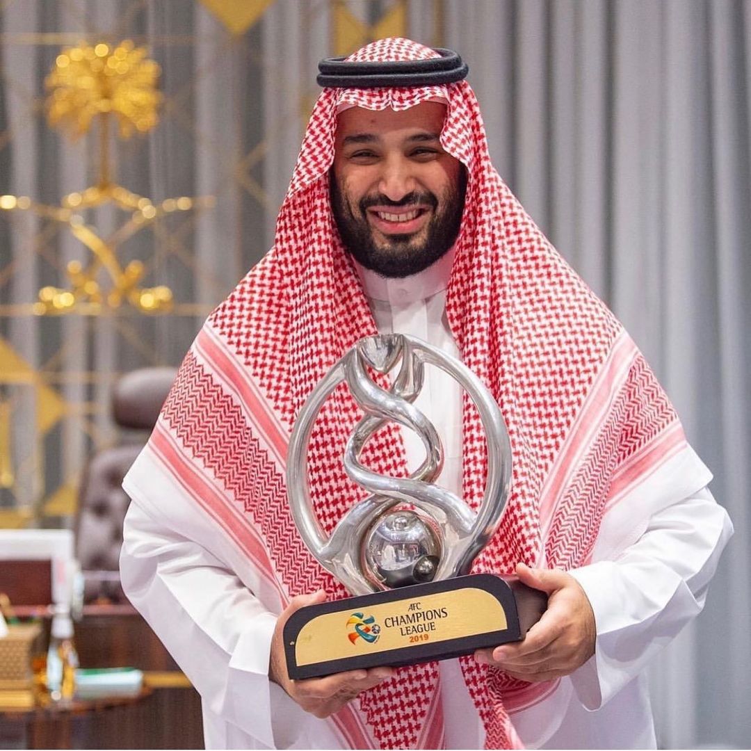 サーミー・アル＝ジャービルのインスタグラム：「ولي العهد الامير محمد بن سلمان حفظه الله، يحمل ثمرة دعمة و رعايته لرياضة الوطن🇸🇦🇸🇦🇸🇦 كاس اكبر قارات العالم بين يدي الملهم محمد بن سلمان💙💙💙」