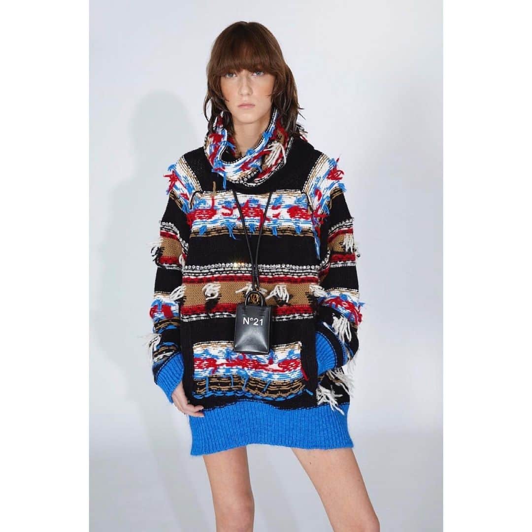 のインスタグラム：「#N21 #transitional #💙🖤♥️ #ヌメロヴェントゥーノ  #トランジショナル05 @numeroventuno @iza_official #izastagram」