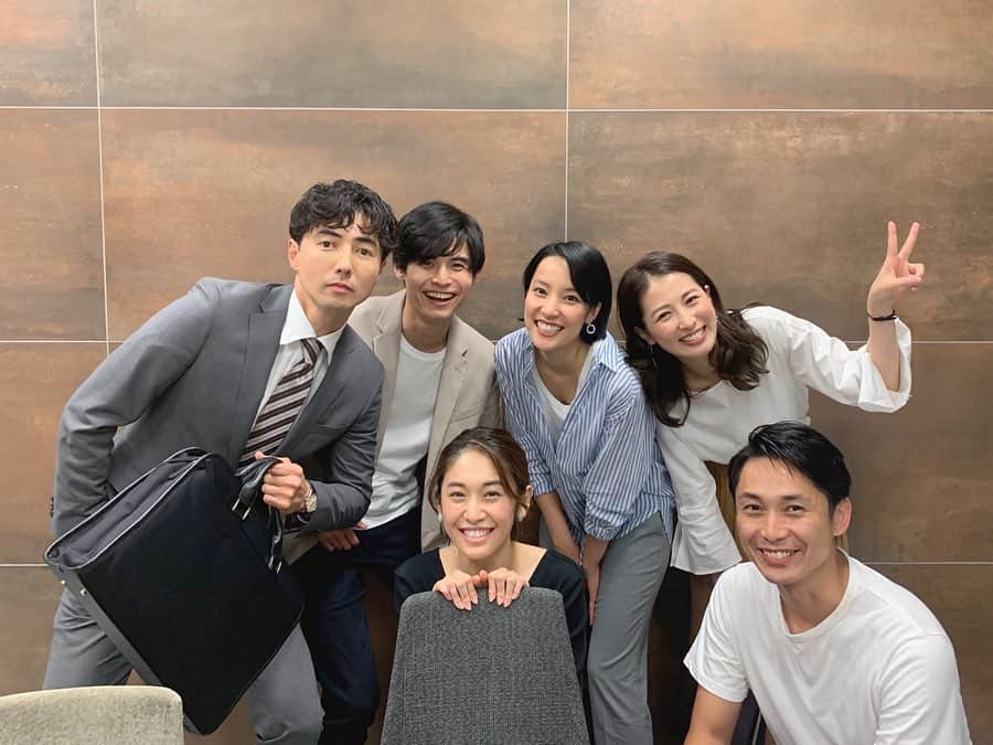 のインスタグラム：「撮影のメンバーと♡ #会社に勤めてたらこんな感じだったのかな？#待ち時間までも楽しかった#またみんなに会えますように」
