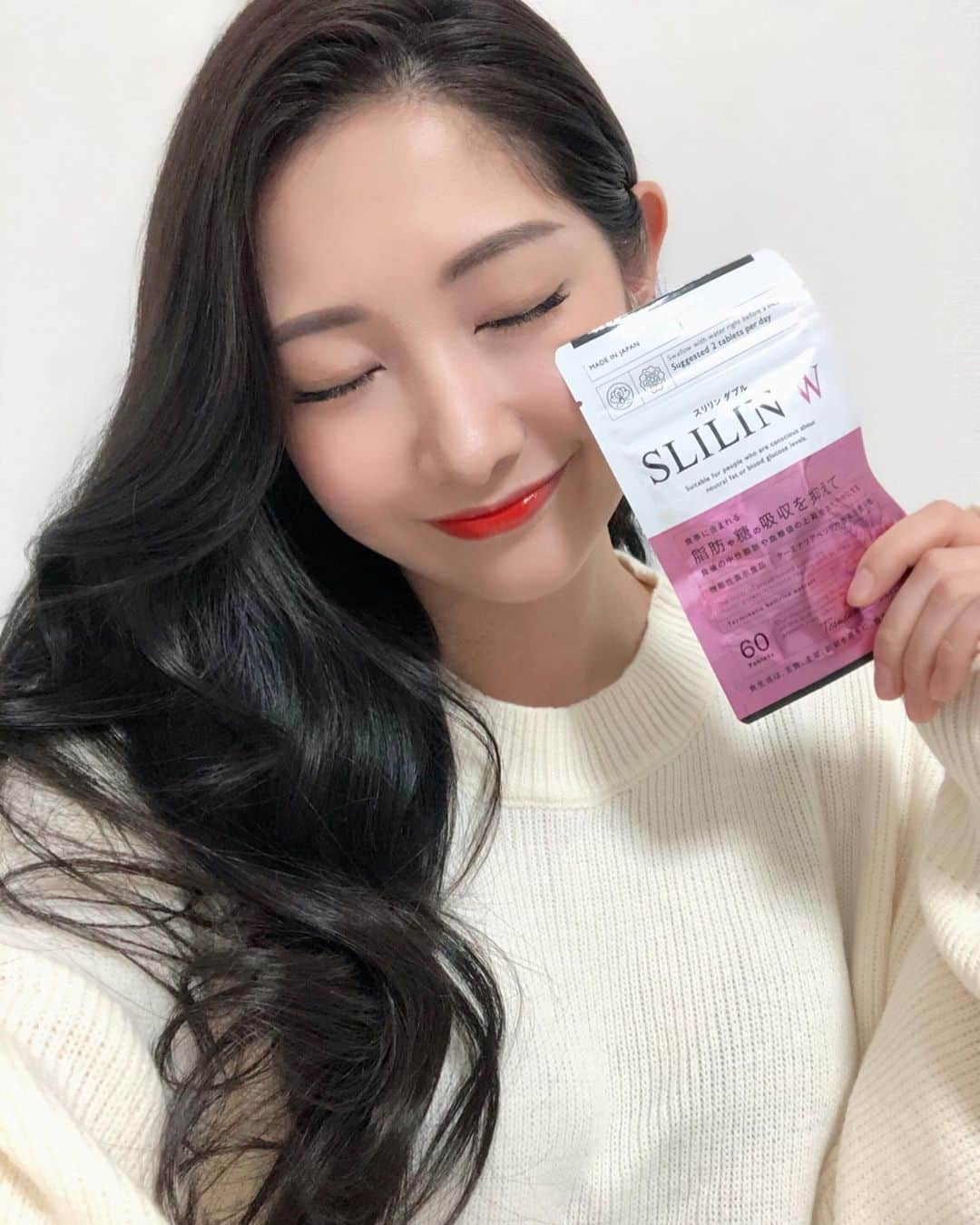 李起林さんのインスタグラム写真 - (李起林Instagram)「⠀ みんな、ダイエット中にも美味しい物食べたくならない❓ でも台無しになりそうで心配になったり🤔 ⠀ そんな時、是非試してみて欲しいの✨ 食事の前に2粒飲むだけ❤️ 食後の脂肪と糖の吸収を抑えてくれるんだって😘 ⠀ 大きさもちょうど良いから、 カバンに入れても邪魔にならない♪ ⠀ 罪悪感なく、食べられるって幸せ✨ ⠀ 購入は私のプロフィールのリンクを参考してね🥰 ⠀ #スリリンダブル #ダイエット #キラリズム #機能性表示食品 #サプリメント #お腹の脂肪 #簡単ダイエット #1日2粒 #PR ⠀」11月27日 18時19分 - p__rimuxrimu