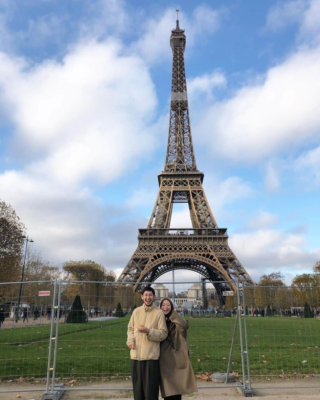 野尻美穂のインスタグラム：「これにてパリインスタ一旦終了！ あぁすごく素敵な場所でまだまだいたかったけど、また絶対来ると誓って日本に帰ってきました。 沢山インプットできたのでまた頑張る！ 買ってきたものなどまたアップしますね！ みなさま沢山お付き合いいただきありがとうございました！ シャンゼリゼ通りがちょうどライトアップの日で、道が激混みしてたので凱旋門の屋上はすっごく空いててラッキーでした🇫🇷👍 #miho_paris #最後は思い出に相方さんと🧔🏻👩🏻」
