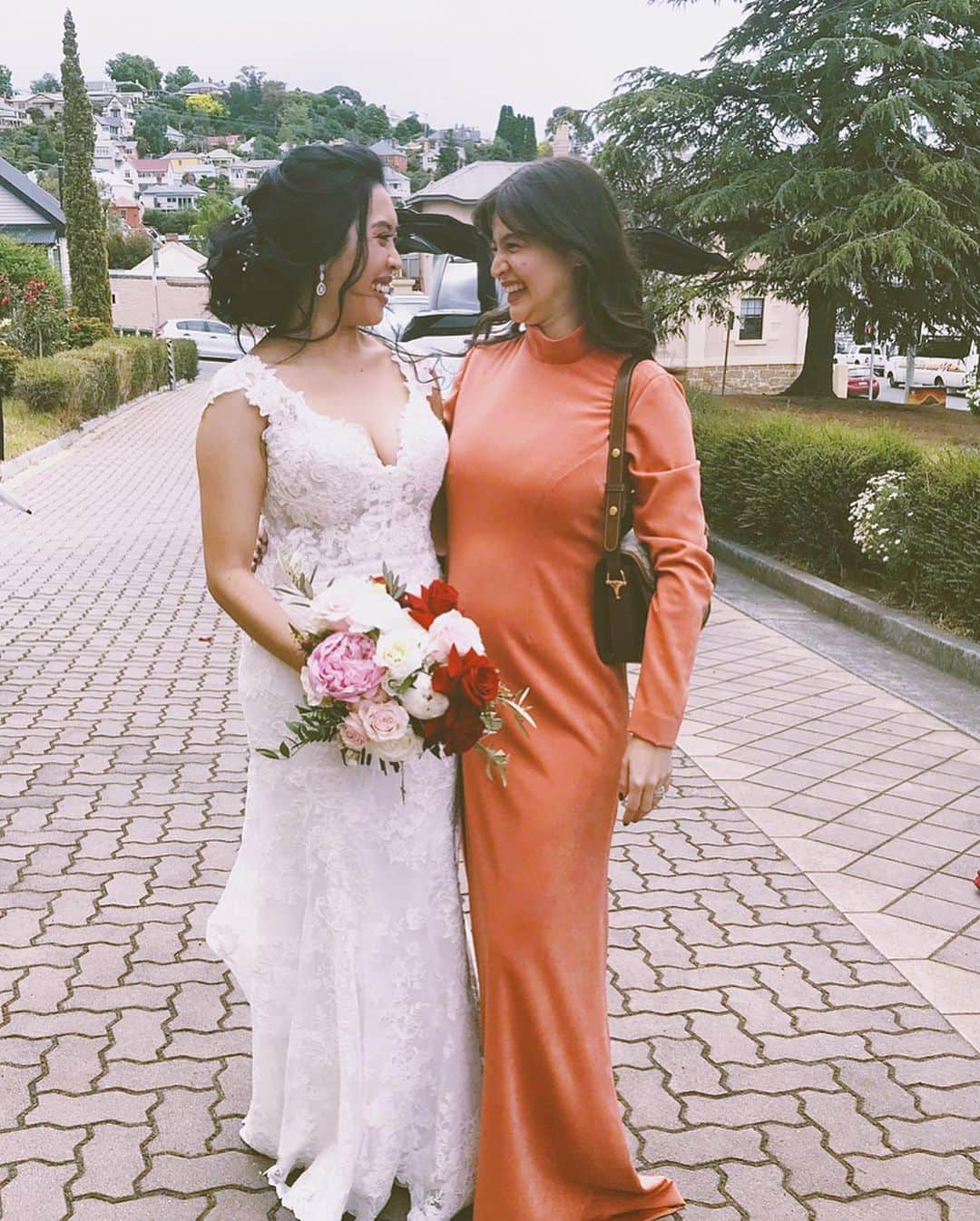 アン・カーティスのインスタグラム：「Took a quick trip to Tassie to celebrate love. Congratulations to our dearest cousin @bibienneee and her now husband Phillip. Albeit short, was great to spend a couple of days with the family. Now, off to another destination to celebrate some more love for another person I care about dearly. November is so so so special! ❤️」